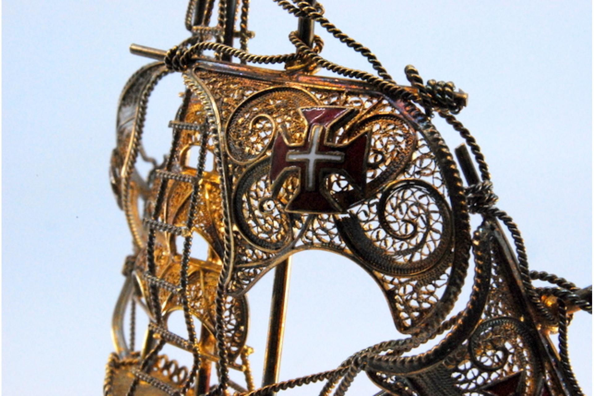 Silver filigree caravel with enameled crosses and scalloped base For Sale 5