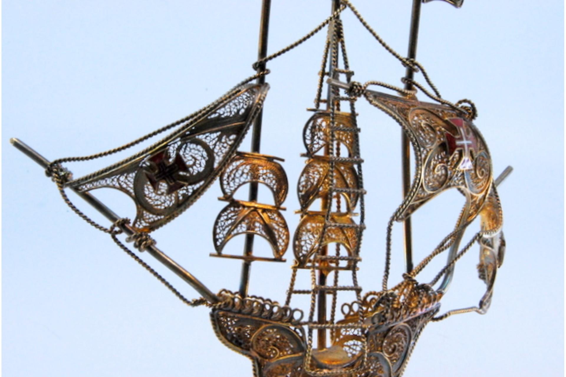 Silver filigree caravel with enameled crosses and scalloped base In Good Condition For Sale In Porto, PT