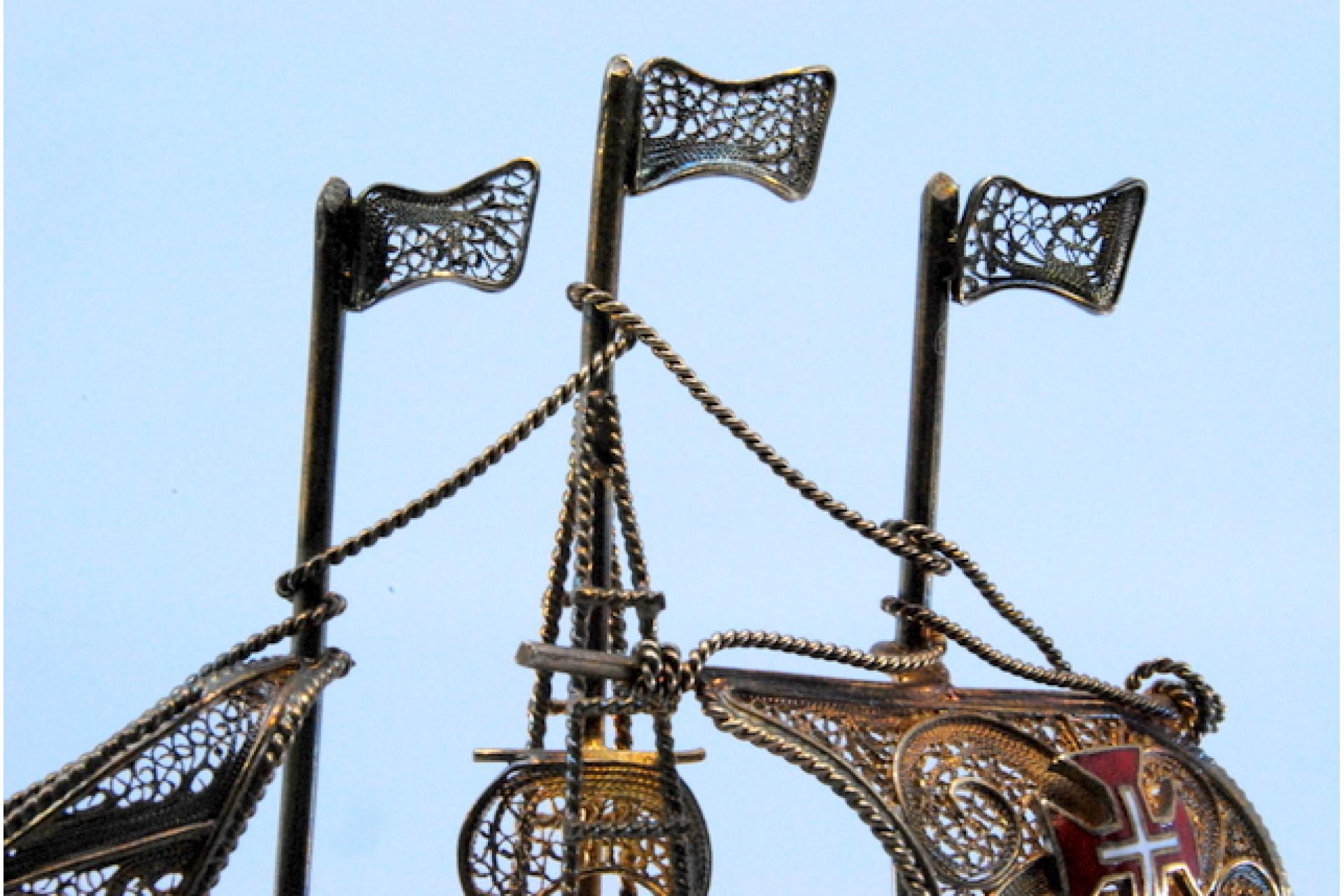 Silver filigree caravel with enameled crosses and scalloped base For Sale 1