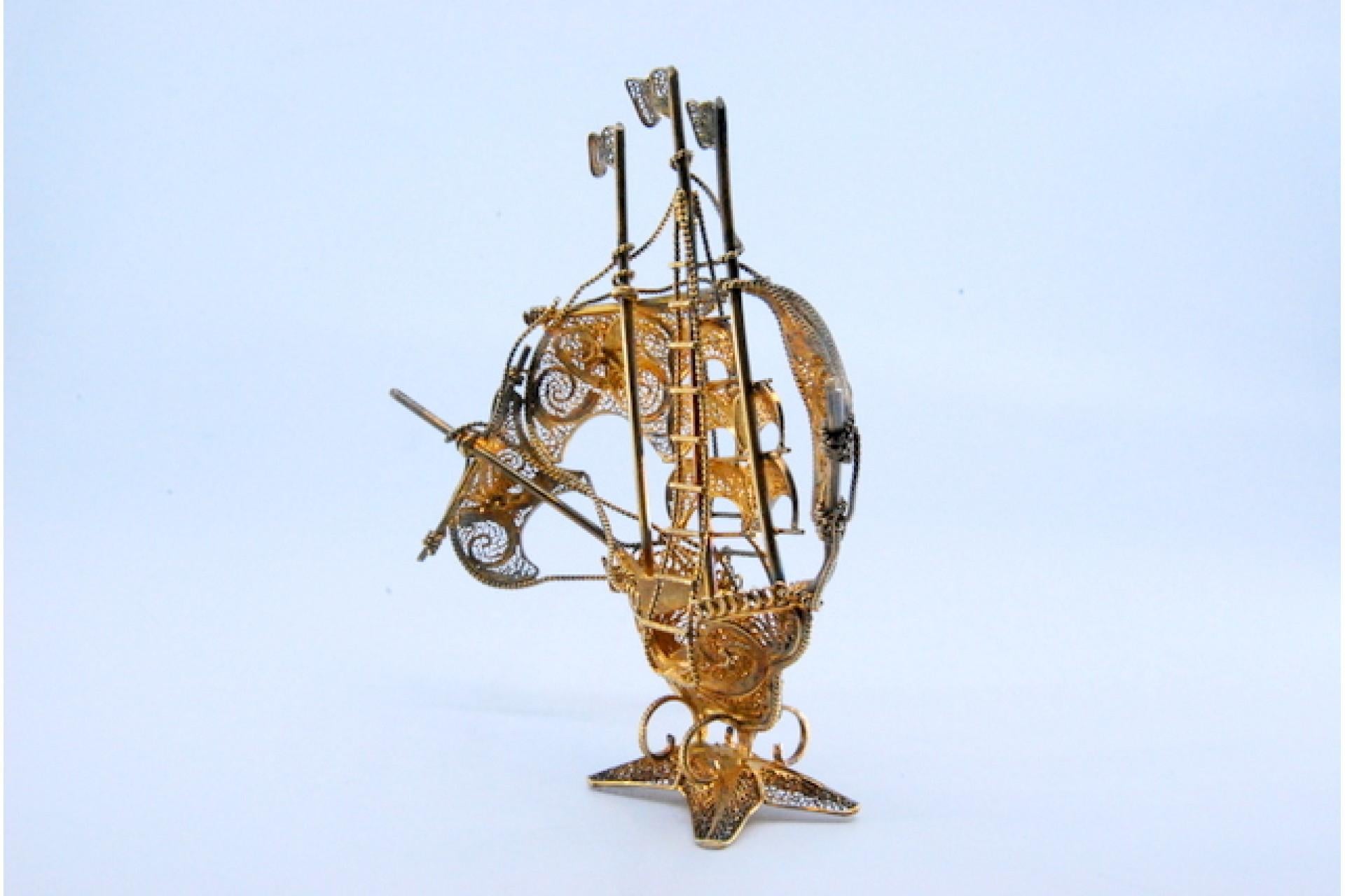 Silver filigree caravel with enameled crosses and scalloped base For Sale 4