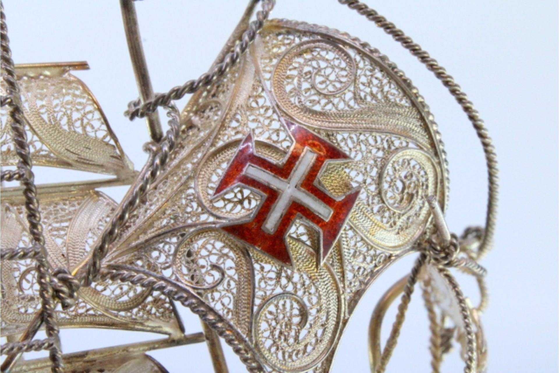 Silver filigree caravel with enameled crosses on four-leg base In Good Condition For Sale In Porto, PT