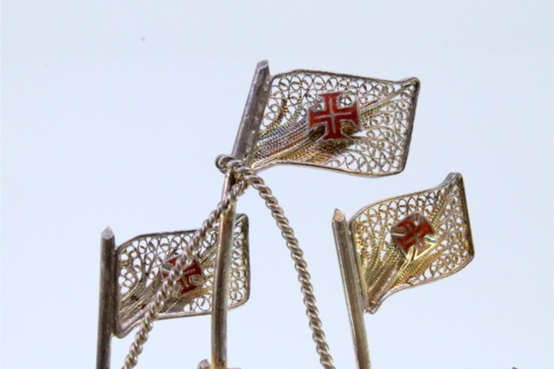 Silver filigree caravel with enameled crosses on four-leg base For Sale 1