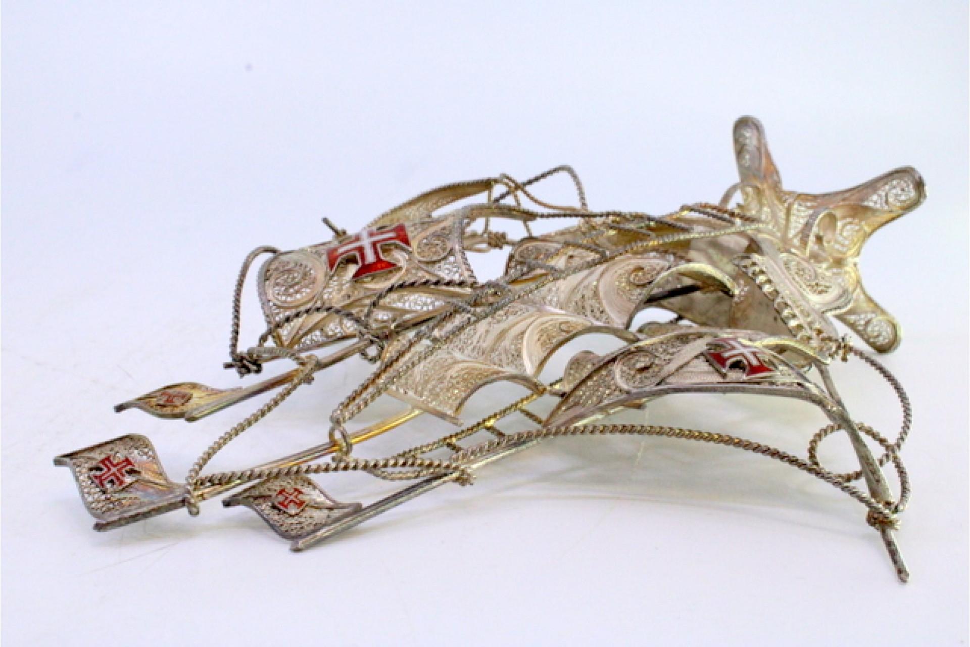 Silver filigree caravel with enameled crosses on four-leg base For Sale 2