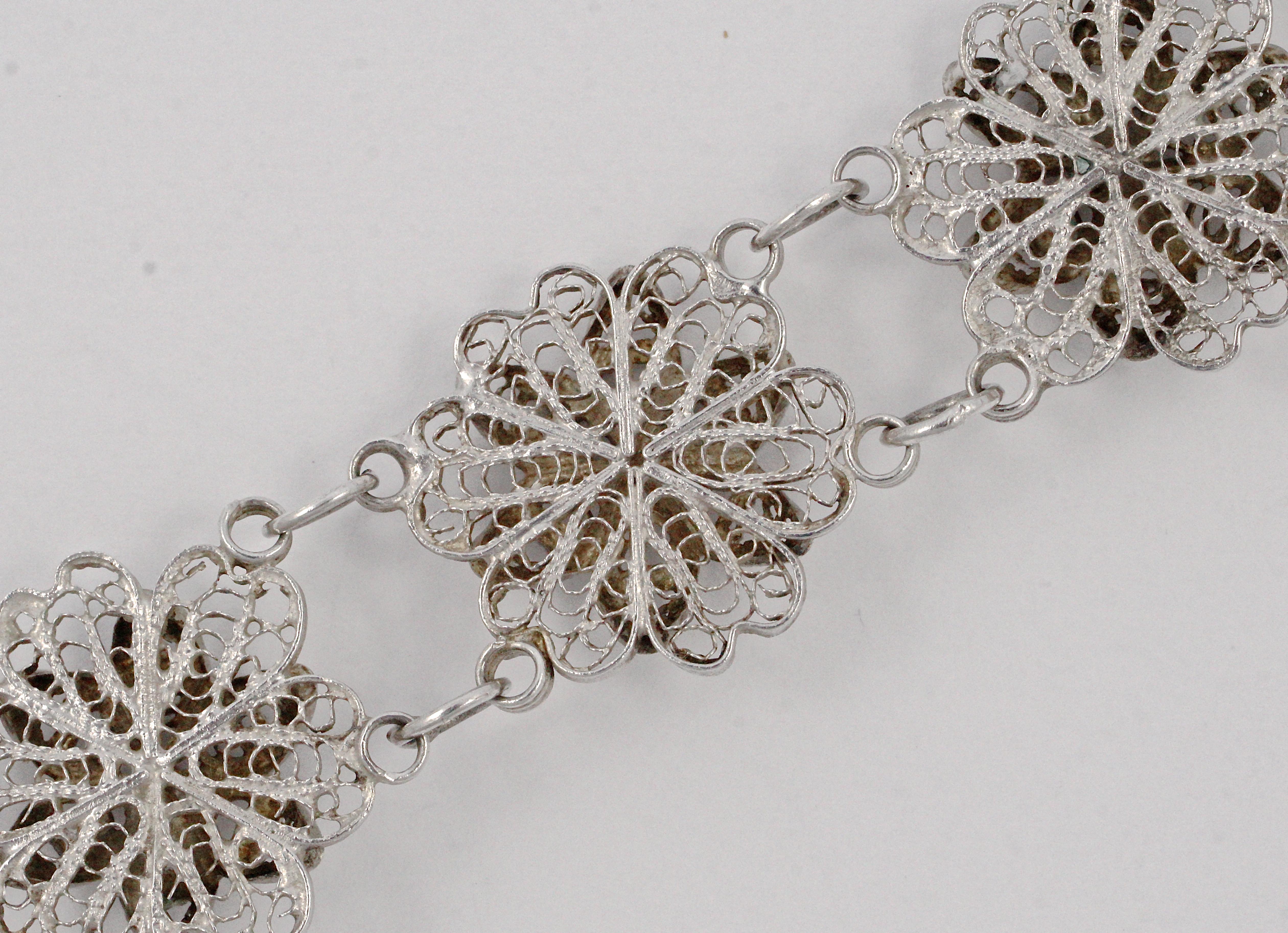 Silver Filigree Flower Design Link Bracelet circa 1930s In Good Condition For Sale In London, GB