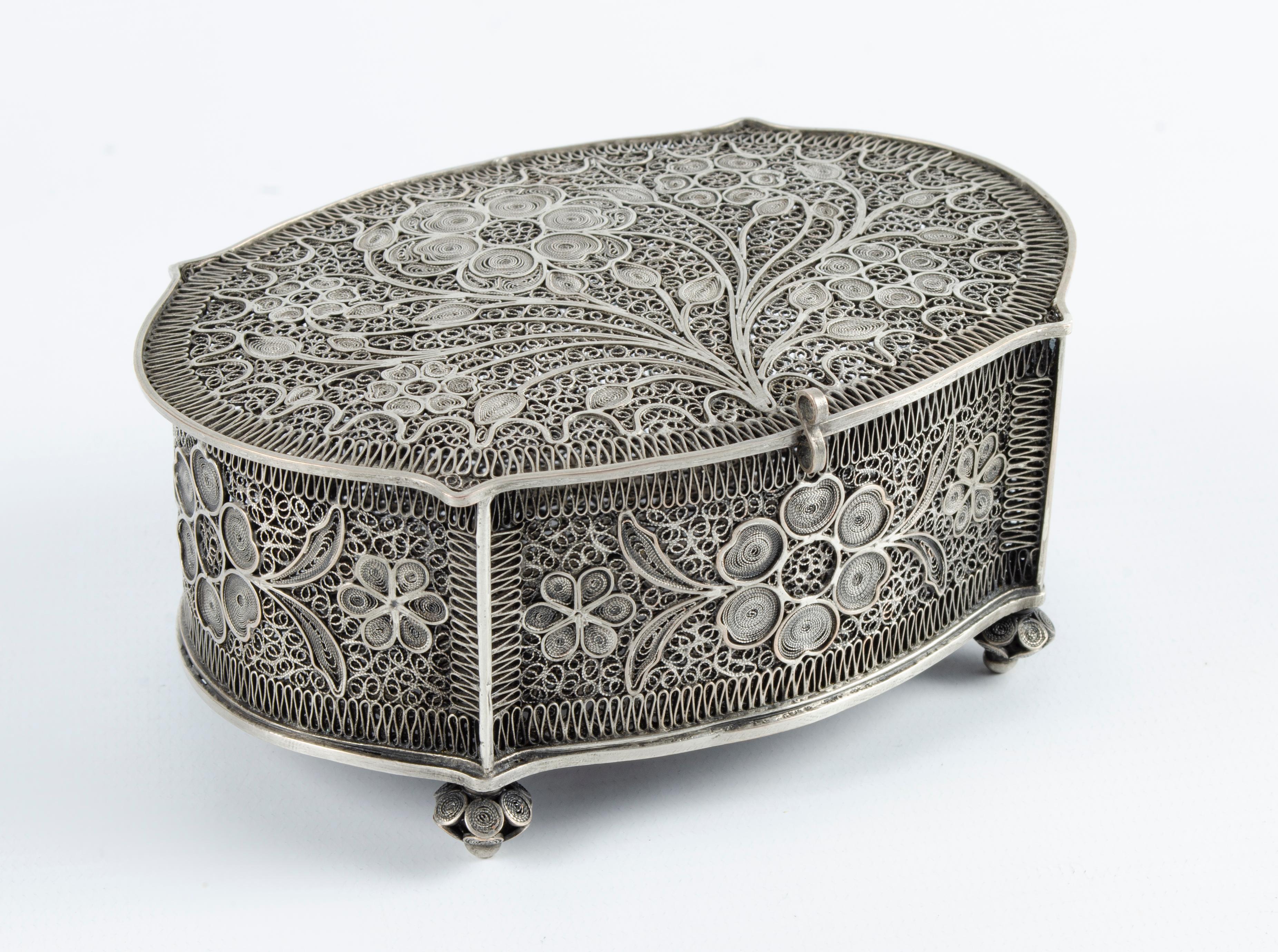 Silver Filigree jewelry box
Floral design
solid silver
perfect condition
Origin France Circa 1940.