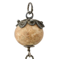 Amulette triple bézoard en argent monté en filigrane. Coloni néerlandais, 17e siècle.
