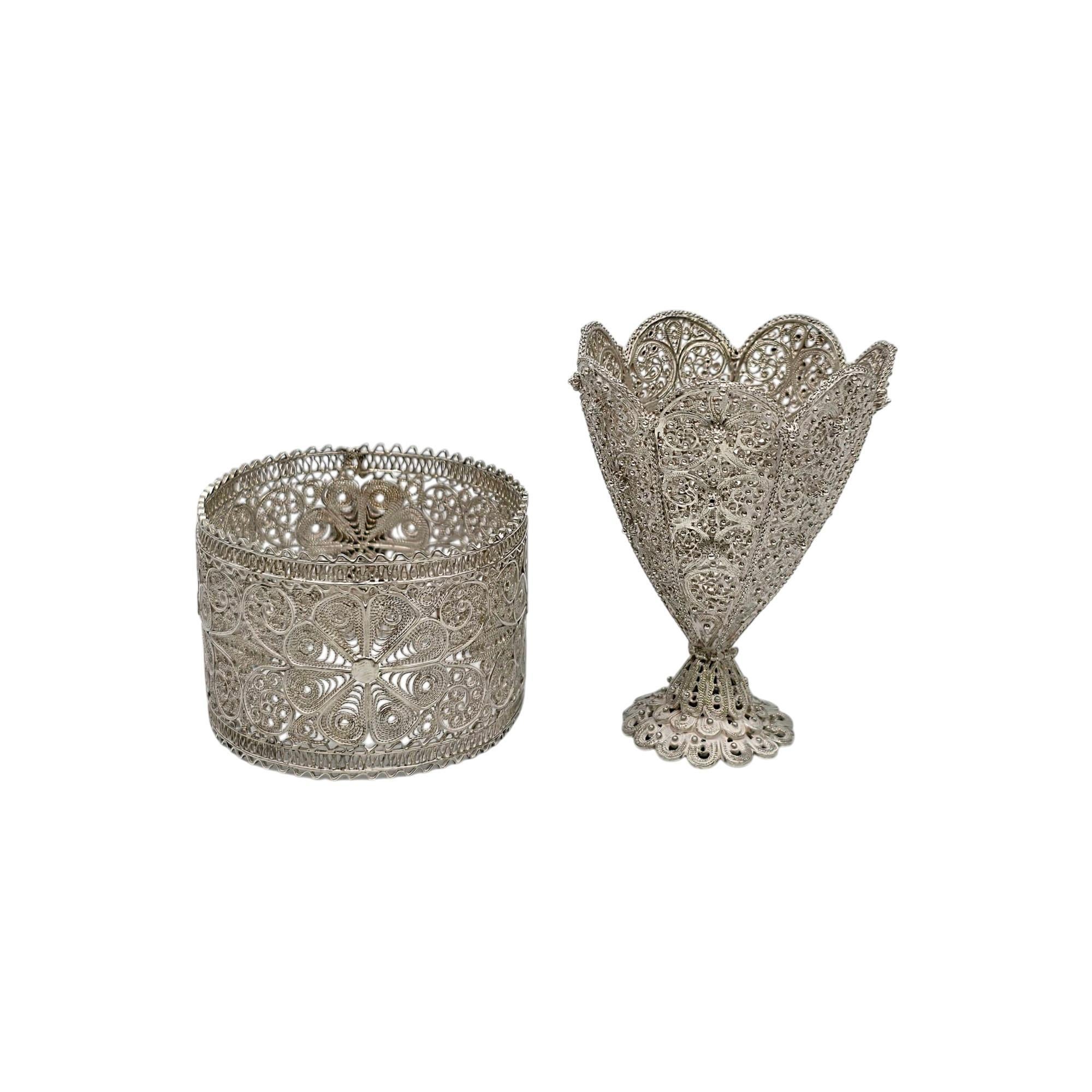 Set di portatovaglioli e portauovo in filigrana d'argento con scatola.

Nessun monogramma o incisione

Bellissimo design in filigrana ornato.

Il portatovaglioli misura circa 1 3/8