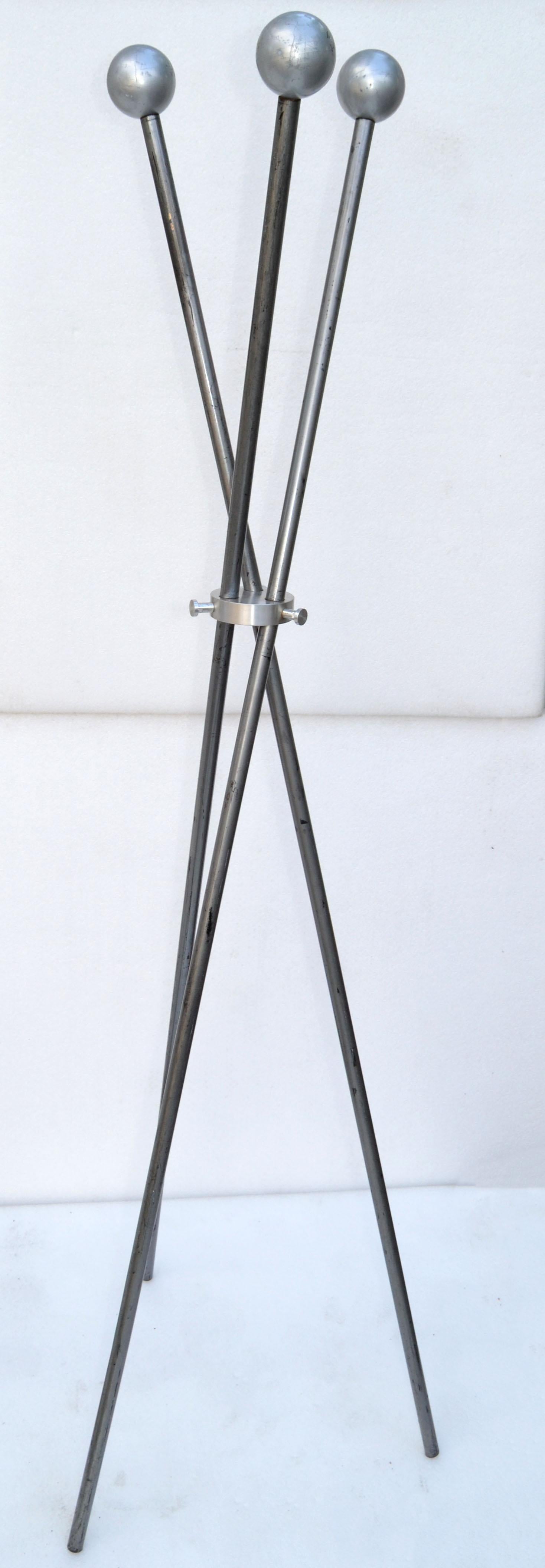 Appendiabiti a treppiede con finitura argentata Scaffale per cappelli A Space Age, metà del secolo scorso, 1970 In condizioni discrete in vendita a Miami, FL