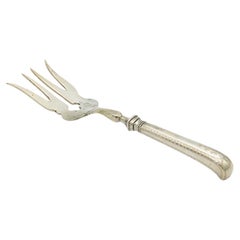 Silberne Fischgabel mit Streifen und Akanthusgravur auf Pistolengriff