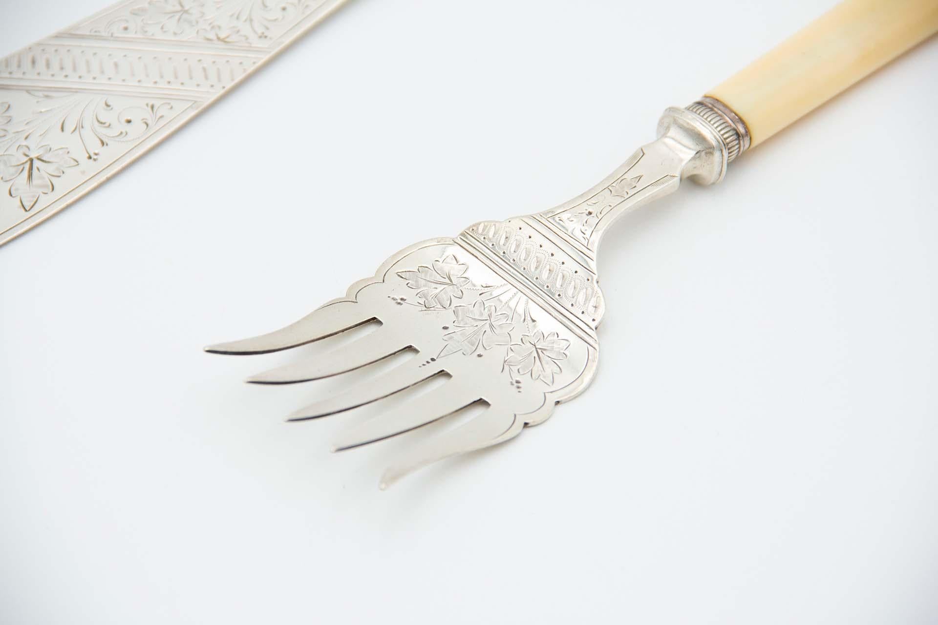 Description: Silver fish knife and fork with bone handles. Metal: Silver. Origin: English. Brand: Sheffield. Weight: 235.77 grams. Dimensions: Fork 21.9cmx1.5cm. Content: 925/1000. Assay Mark: Yes, 1890 by John Edward Bingham -Walker & Hall-.