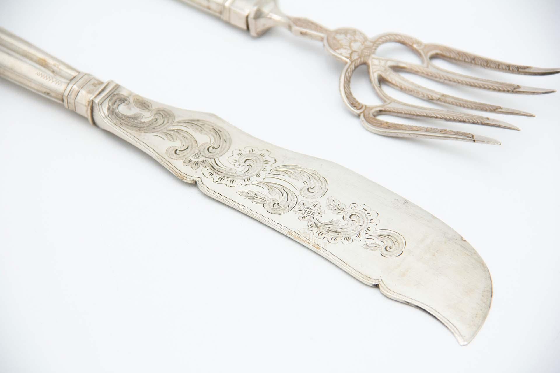Europeo Silver fish knife and fork with reliefs, engravings and fluted handles in vendita