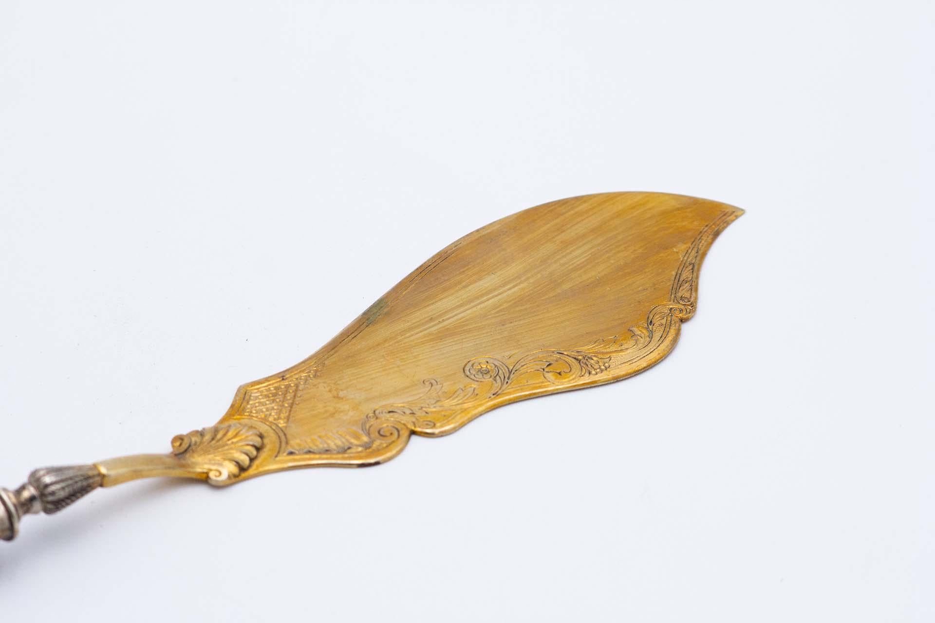 Silver fish knife with engraved floral motifs (Europäisch) im Angebot