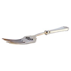 Silver fish serving fork w/ 4 engraved prongs, friezes
a shell on the handle