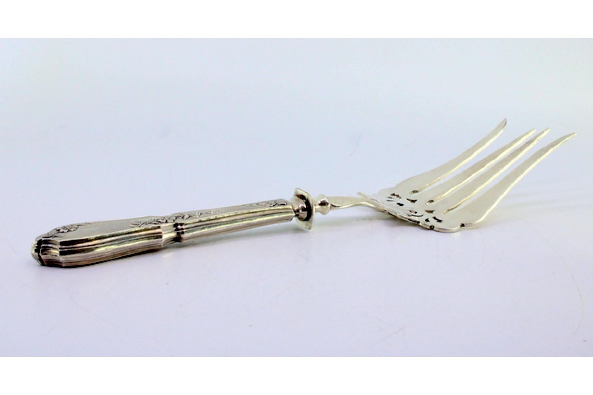 Silver fish serving fork with floral design, four prongs and raised handle (Europäisch) im Angebot