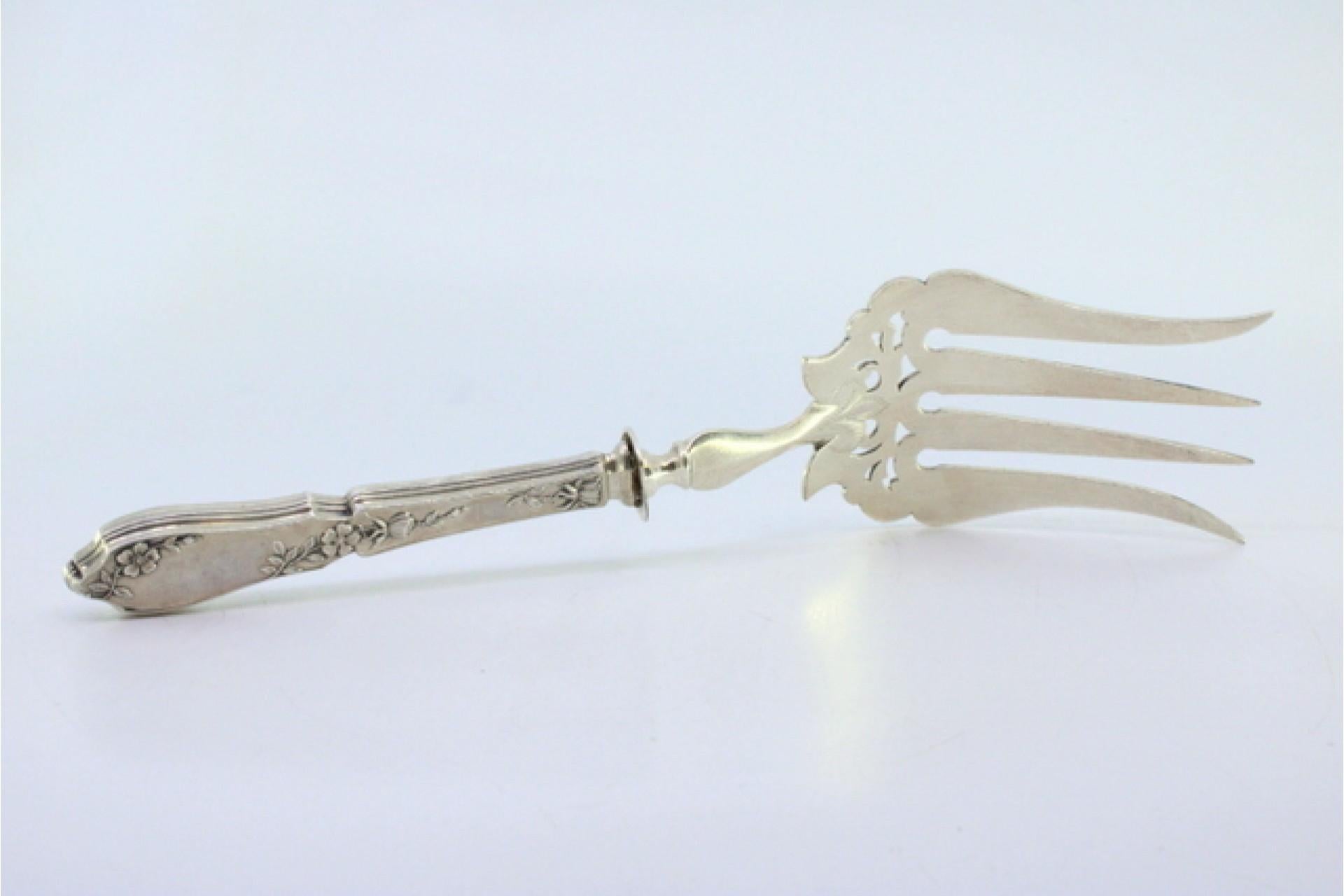 Silver fish serving fork with floral design, four prongs and raised handle im Zustand „Gut“ im Angebot in Porto, PT