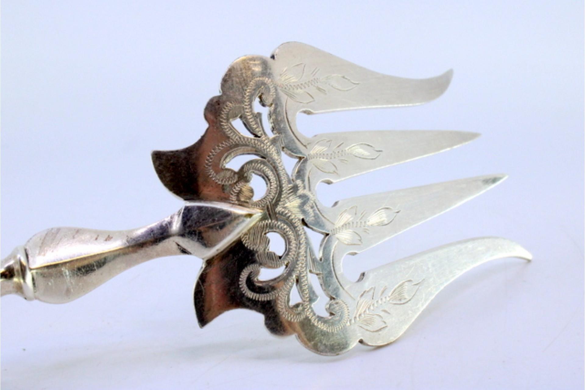 Silver fish serving fork with floral design, four prongs and raised handle (19. Jahrhundert) im Angebot