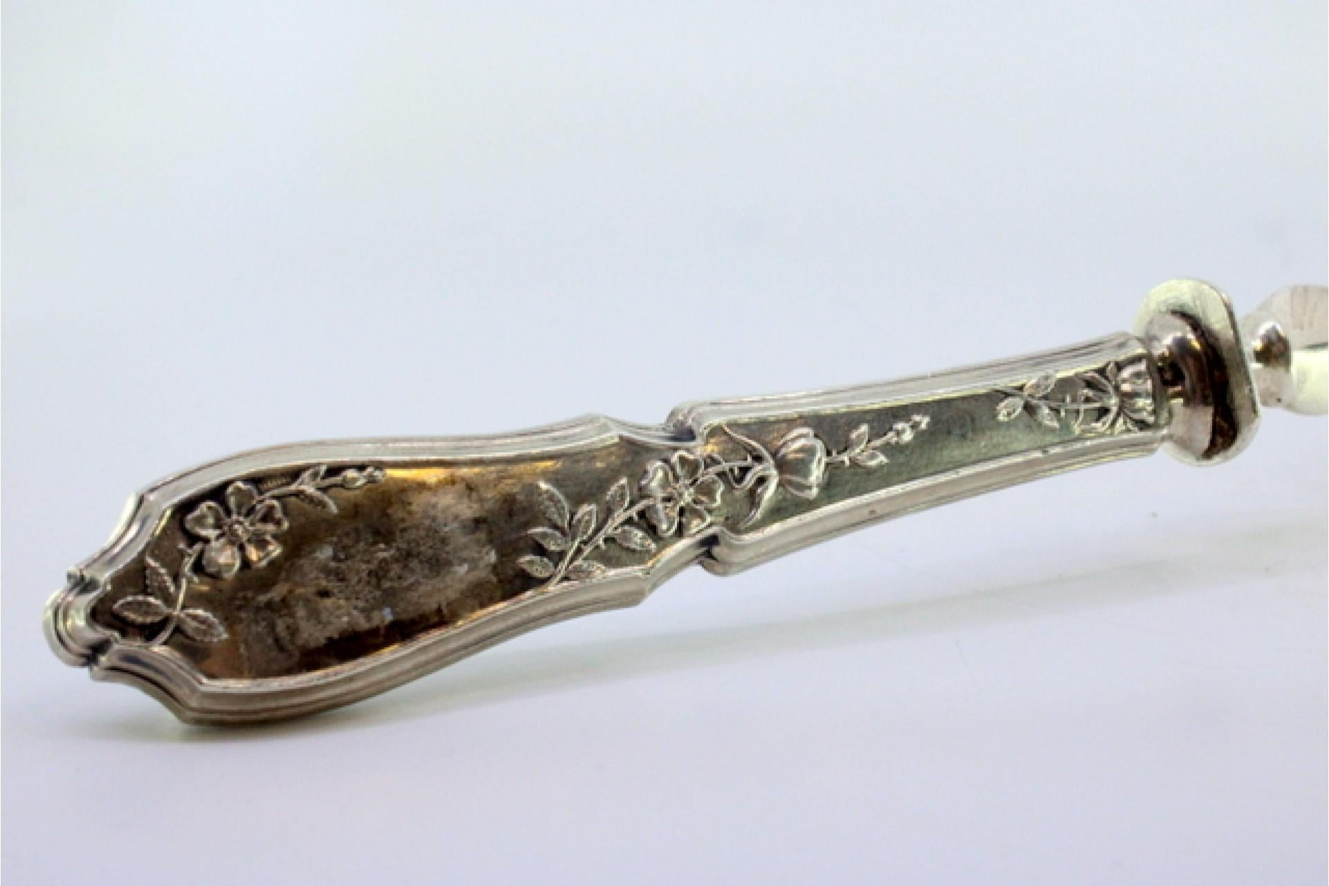 Silver fish serving fork with floral design, four prongs and raised handle (Silber) im Angebot