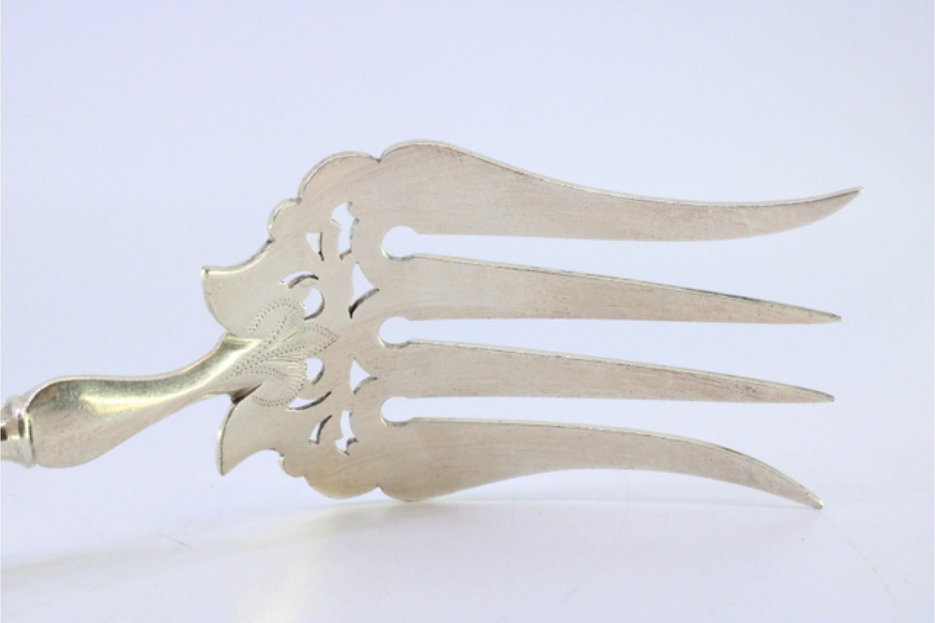 Silver fish serving fork with floral design, four prongs and raised handle im Angebot 1