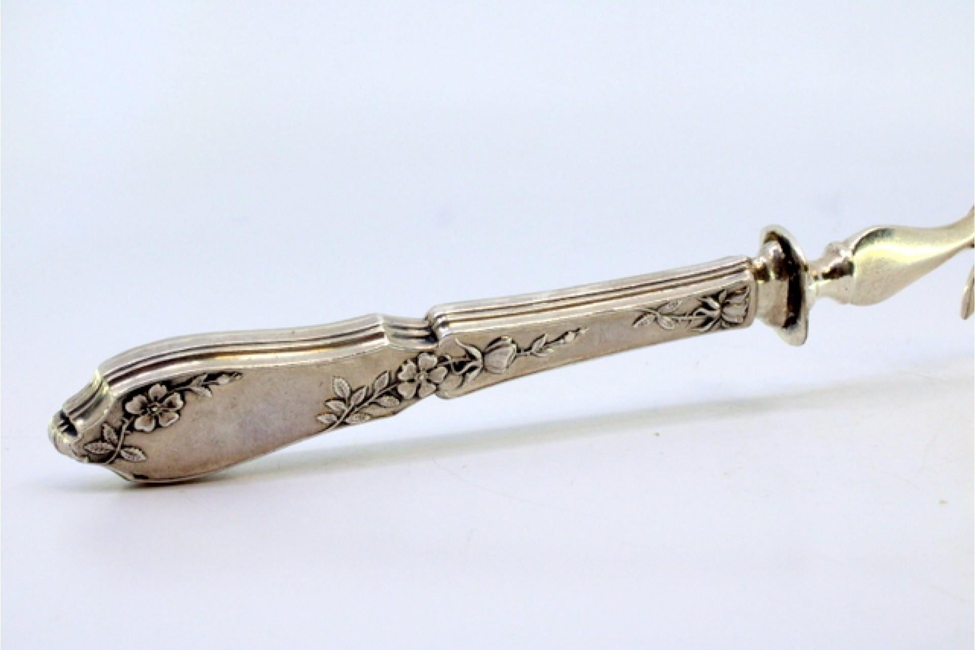Silver fish serving fork with floral design, four prongs and raised handle im Angebot 2