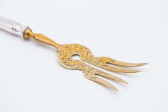 Fourchette de service à poisson en Silver avec dents en or et relief sur le manche.