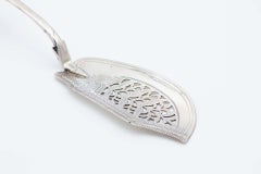 Silver fish serving spatula