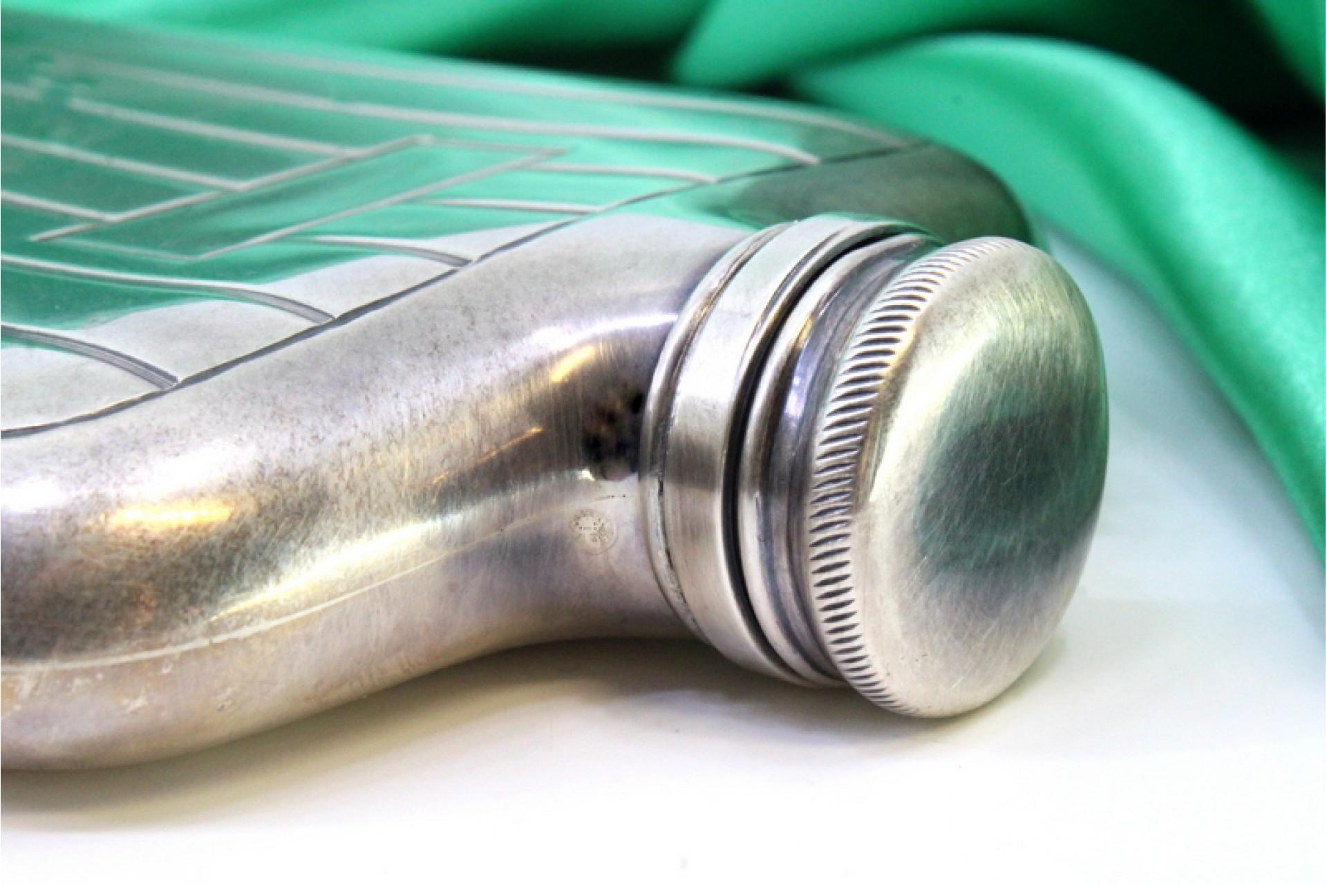 Silver flask w/ bands at the top & a monogram card in the center & a screw cap In Good Condition For Sale In Porto, PT