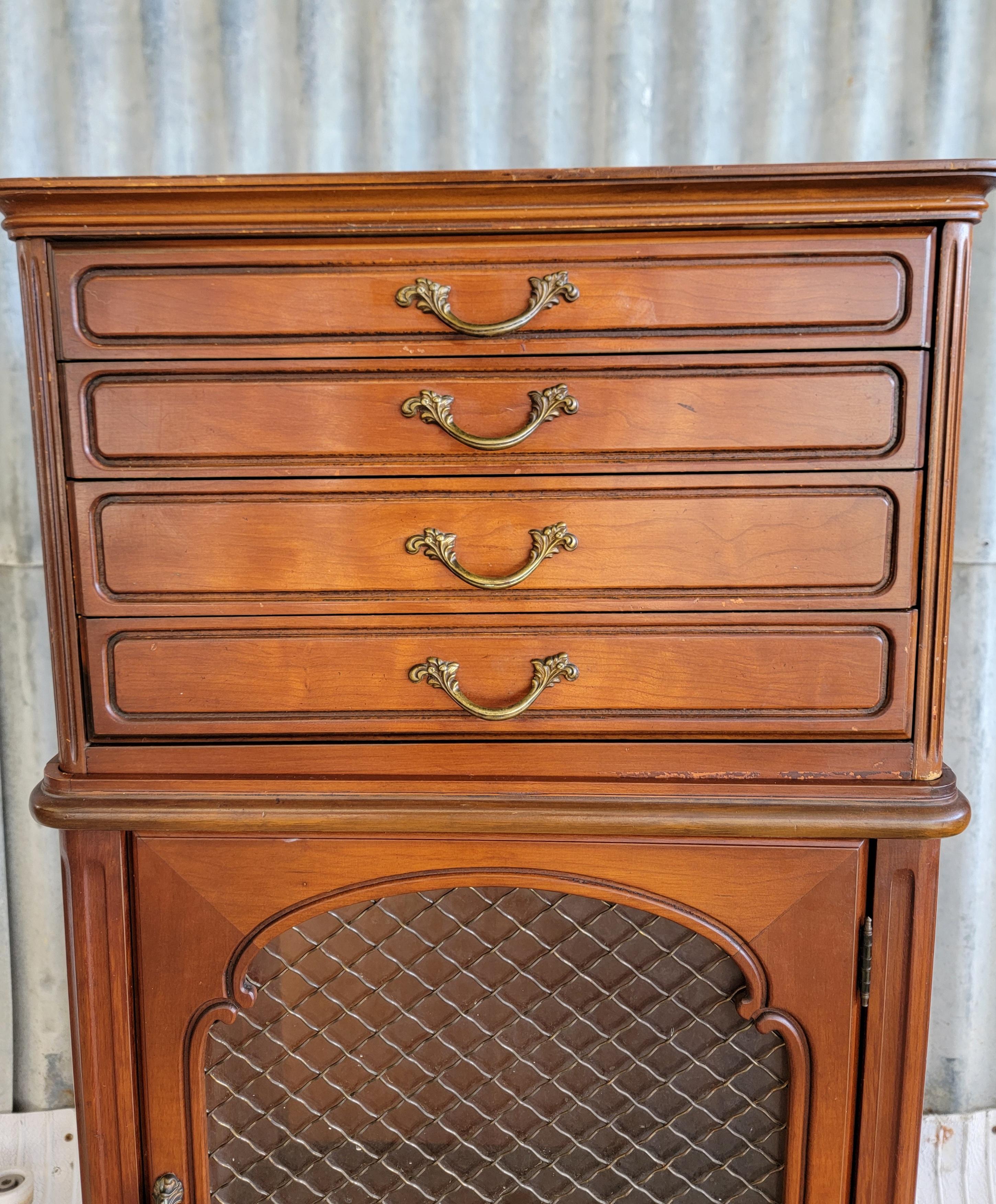 Insolita cassettiera d'argento per posate in stile provinciale. Composto da 2 pezzi come si vede nelle immagini. Quattro cassetti per la conservazione delle posate con interno attrezzato e rivestimento in feltro originale. Finitura in ciliegio per