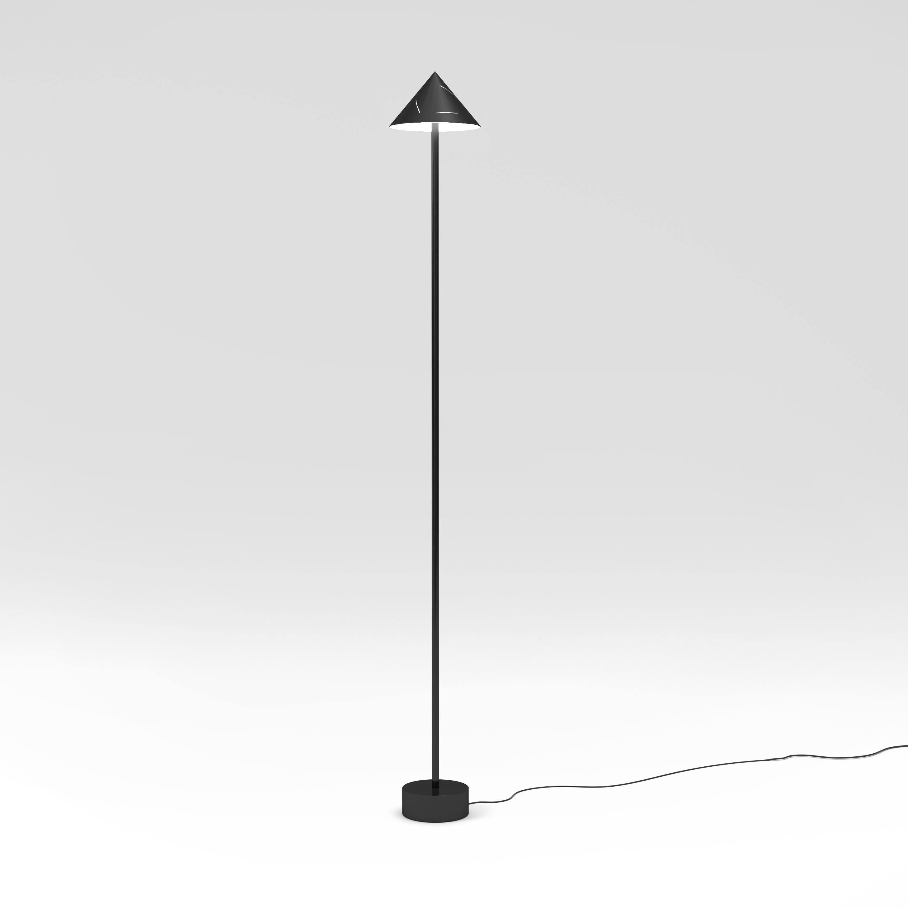 Lampadaire argenté d'Atelier Areti
Dimensions : D 20,5 x H 163 cm.
Matériaux : Métal noir revêtu de poudre.

Disponible en blanc, noir, couleur ou laiton.
Disponible en version à cône haut ou à cône bas.

Toutes nos lampes peuvent être câblées en
