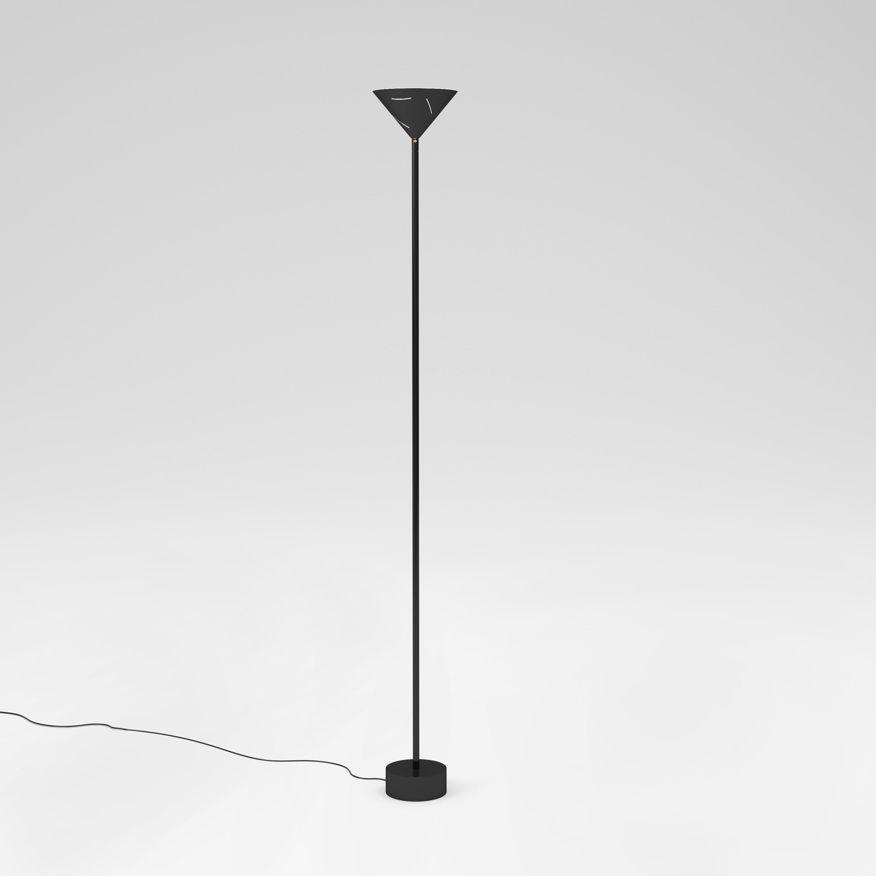 Lampadaire II d'Atelier Areti
Dimensions : D 20,5 x H 174 cm.
Matériaux : Métal noir revêtu de poudre.

Disponible en blanc, noir, couleur ou laiton.
Disponible en version à cône haut ou à cône bas.

Toutes nos lampes peuvent être câblées en