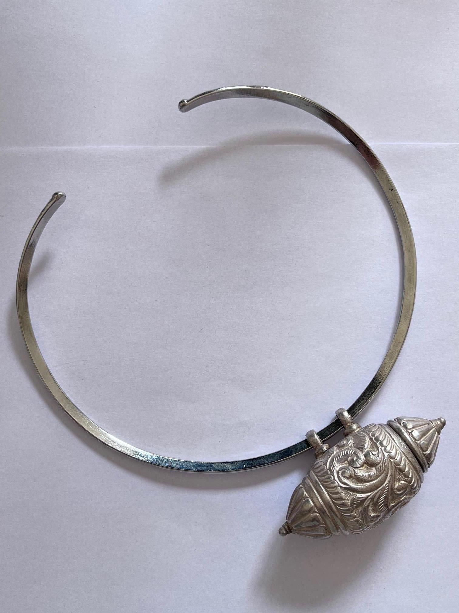 Silber Floral Capsule Chocker Halskette im Zustand „Hervorragend“ im Angebot in PARIS, FR