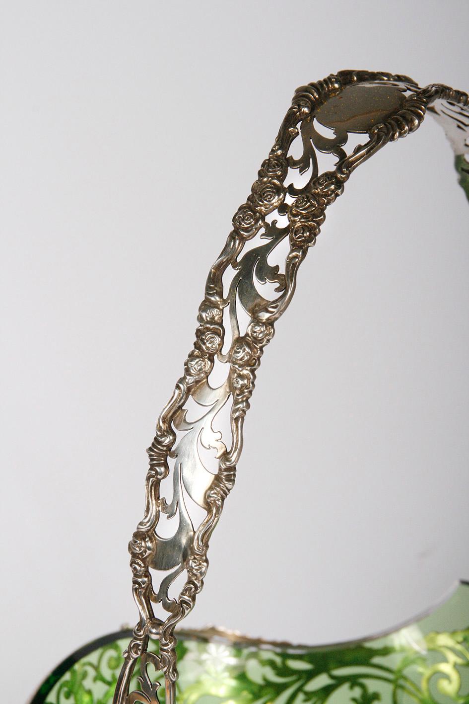 Silberner Blumenkorb aus Silber von Mappin & Webb mit grünem Glasleinen (Frühes 20. Jahrhundert) im Angebot