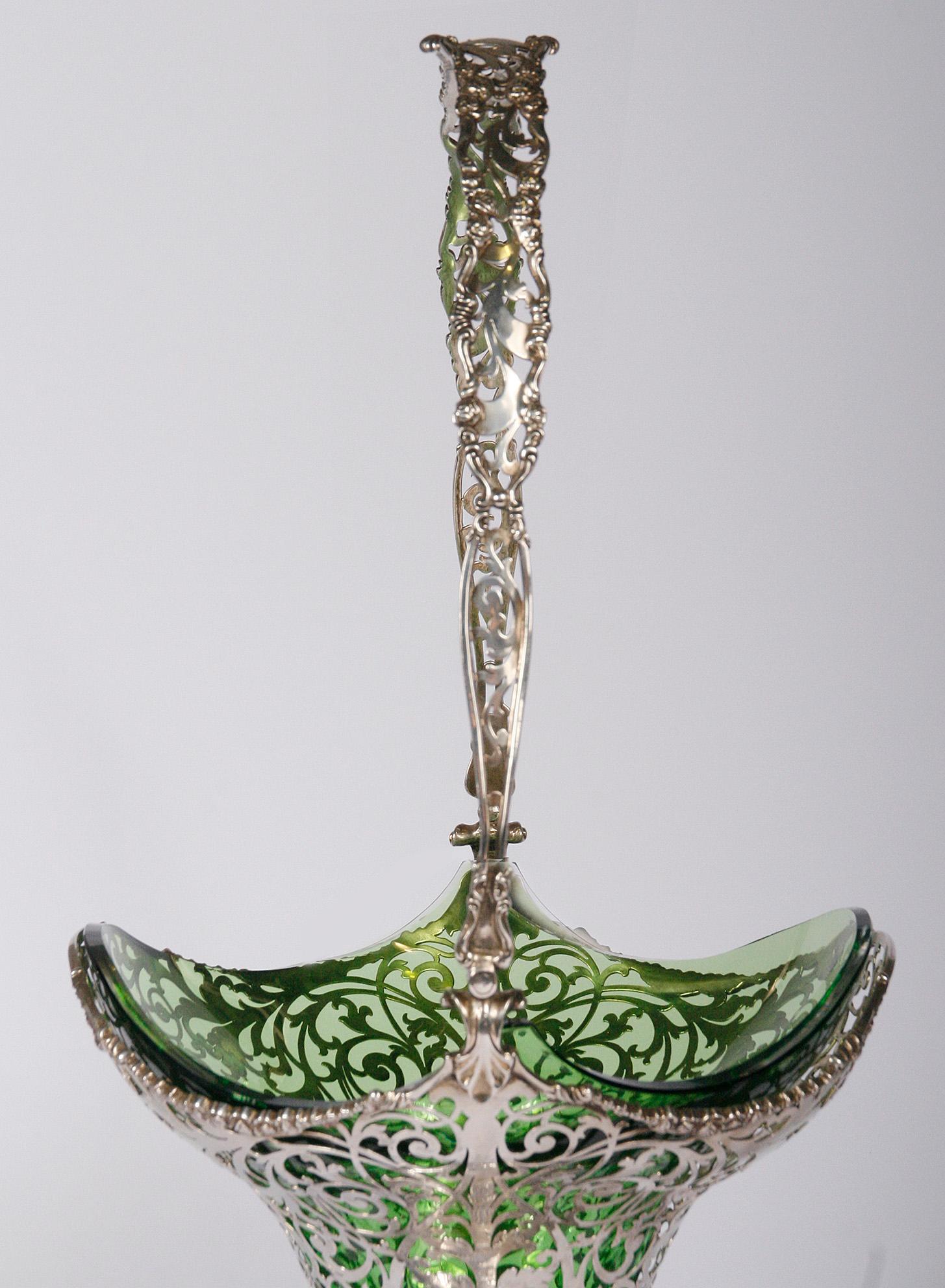 Silberner Blumenkorb aus Silber von Mappin & Webb mit grünem Glasleinen im Angebot 1