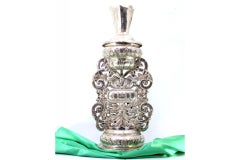 Macetero de plata con relieves de pájaros y leones sobre pedestal redondo