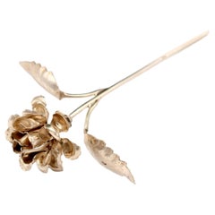 Flor de plata con aplicaciones