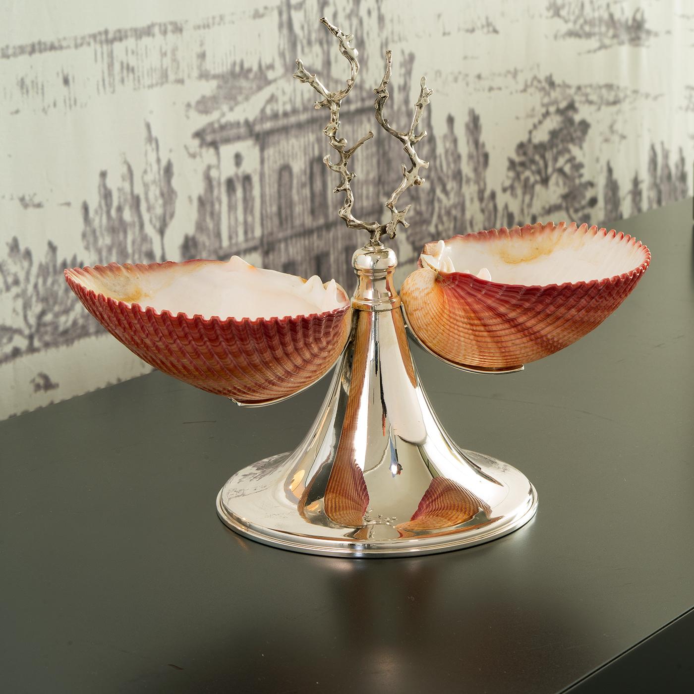 This eye-catching footed bowl will be a glamours addition to a formal entertaining event with its unique and timeless design that holds and displays hors d'oeuvres, dessert bites, and fruit. Marked by strong visual aesthetic, this bowl has a