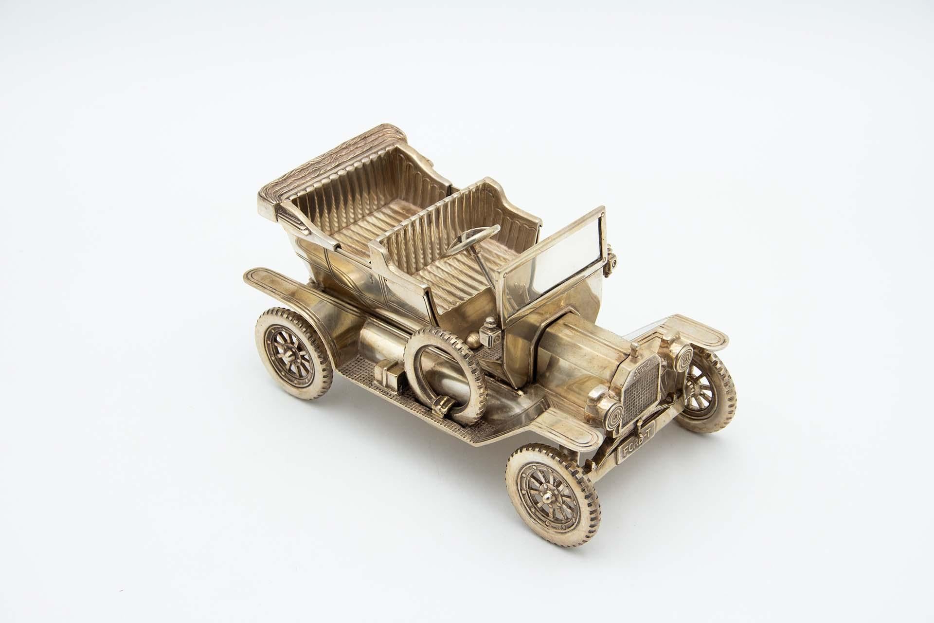 20ième siècle Silver Ford convertible from the 1920s en vente