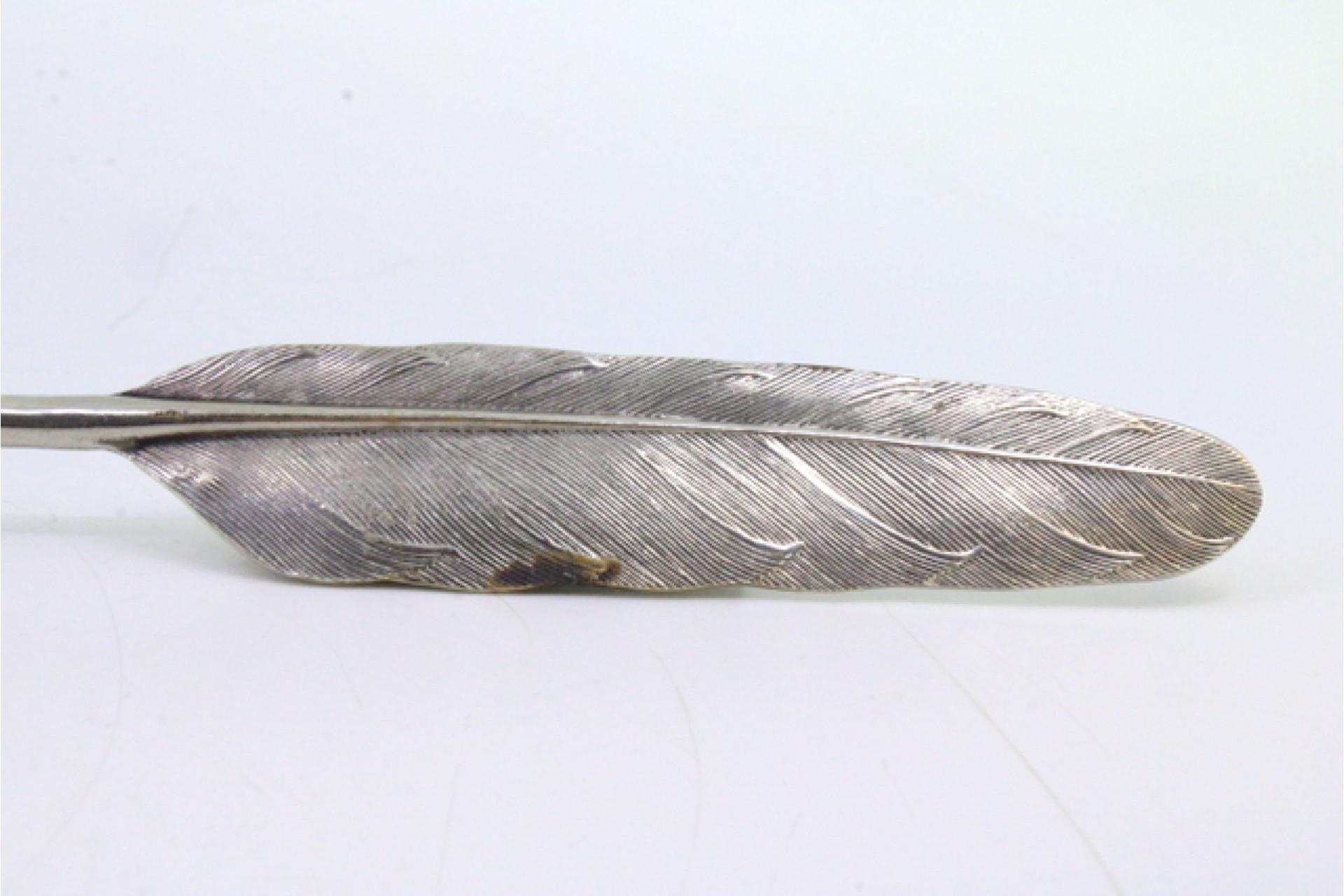 Silver fountain pen in the shape of a feather with reliefs (Europäisch) im Angebot