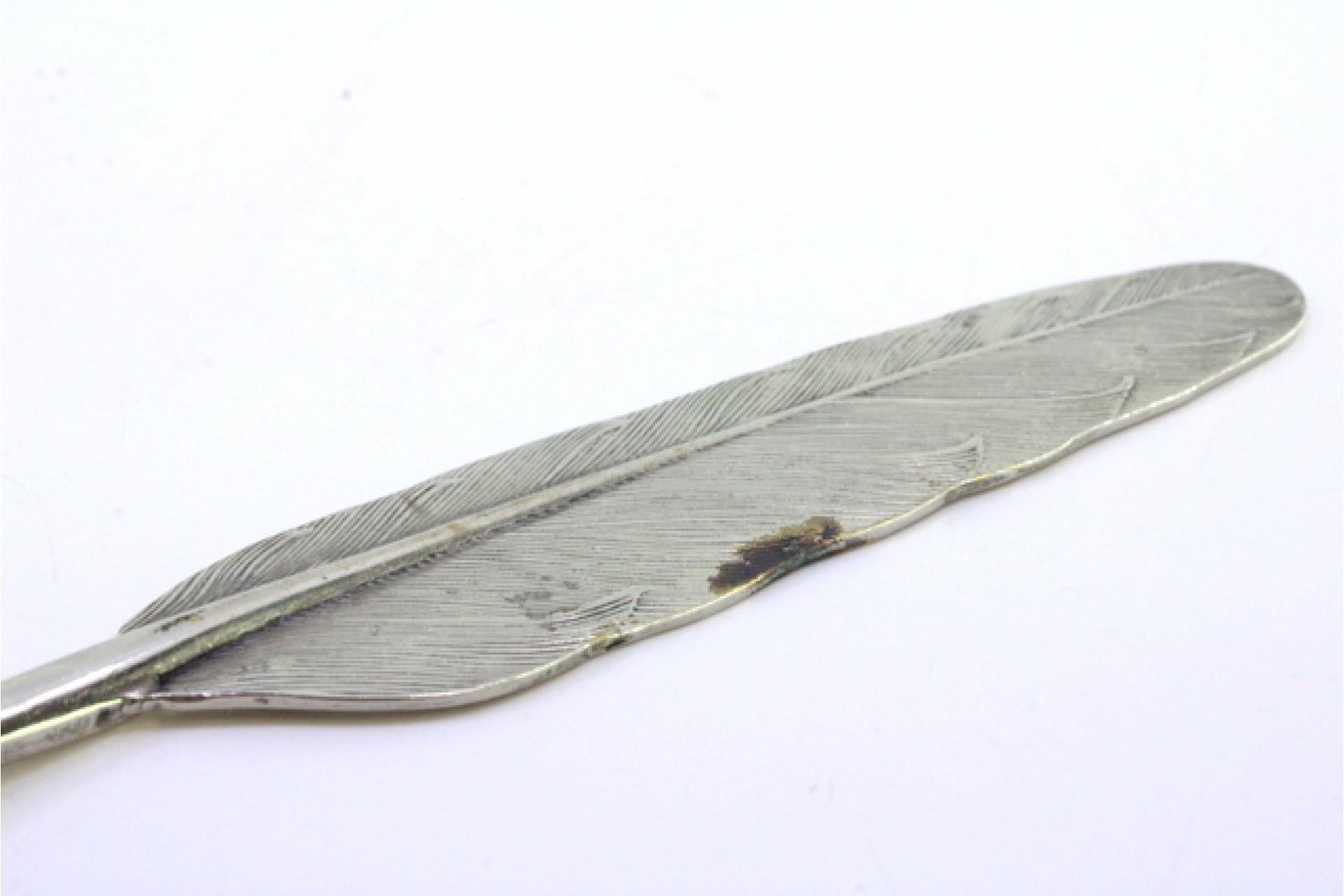 Silver fountain pen in the shape of a feather with reliefs (19. Jahrhundert) im Angebot