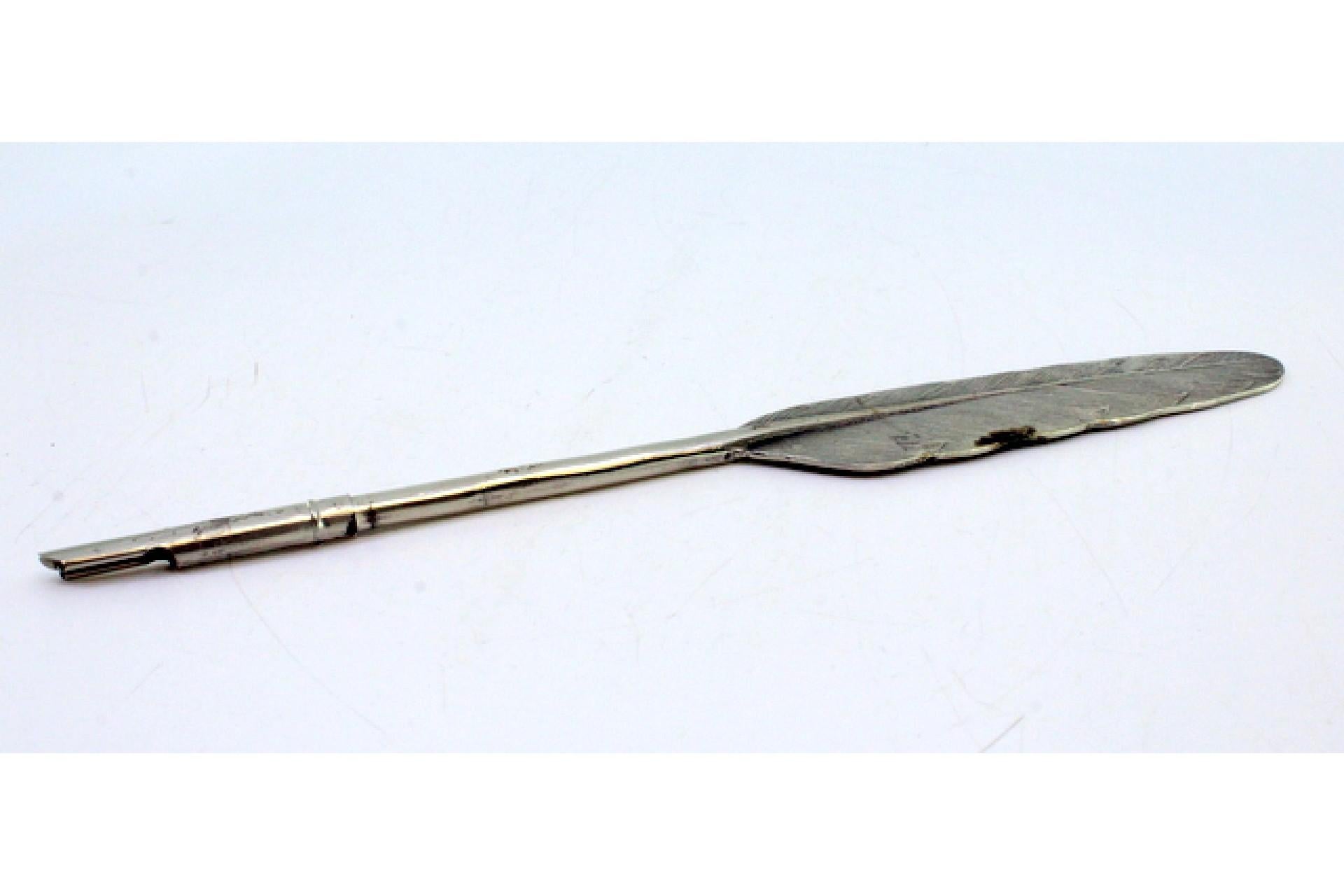 Silver fountain pen in the shape of a feather with reliefs (Silber) im Angebot
