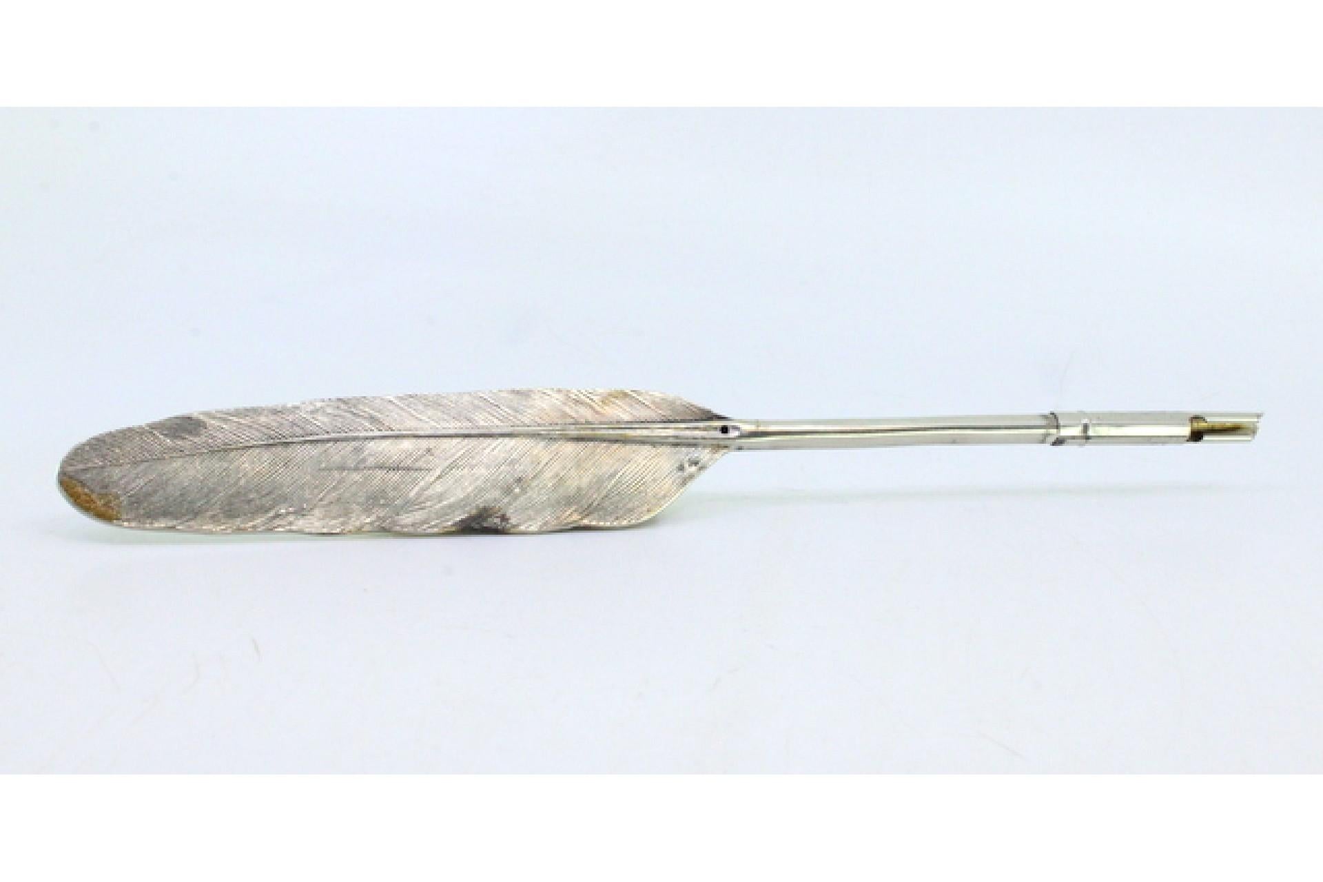 Silver fountain pen in the shape of a feather with reliefs im Angebot 1