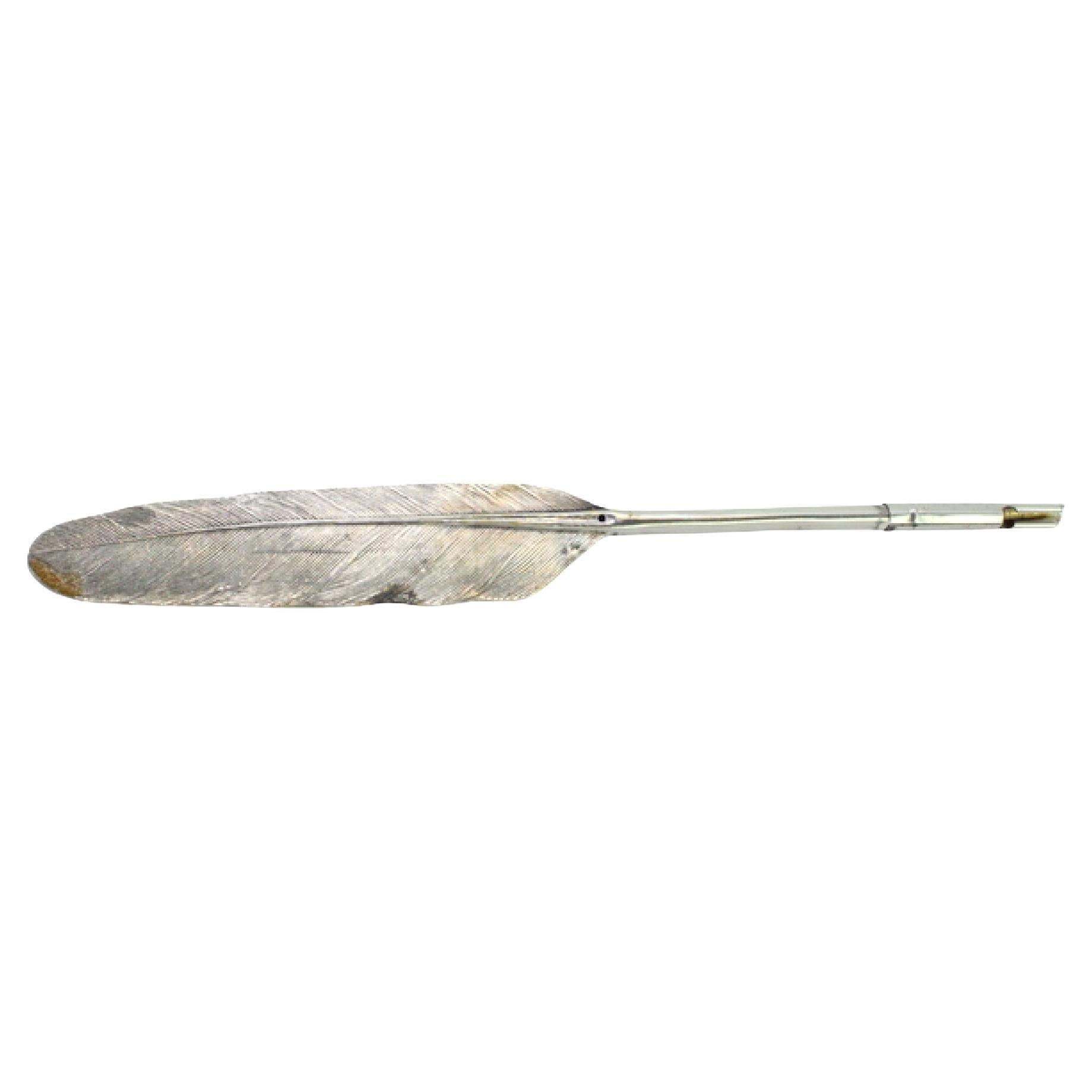 Silver fountain pen in the shape of a feather with reliefs im Angebot