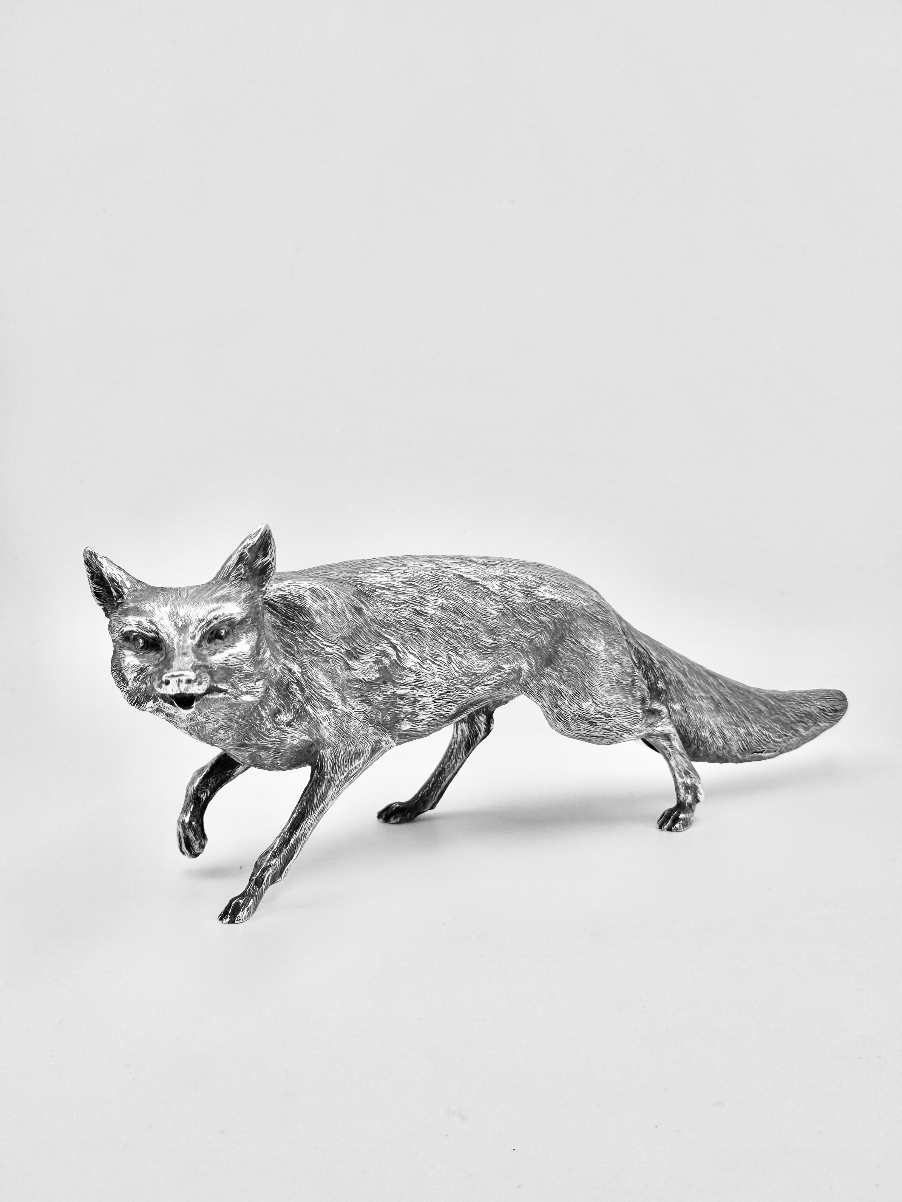 Silberner Fuchs, hergestellt von C. F. Hancock & Co. London 2002

Realistisch gegossen in schreitender Pose mit strukturierten Felldetails, naturalistisch ziseliertem Kopf und buschigem Schwanz, fein modelliertem Gesichtsausdruck.

813.6g