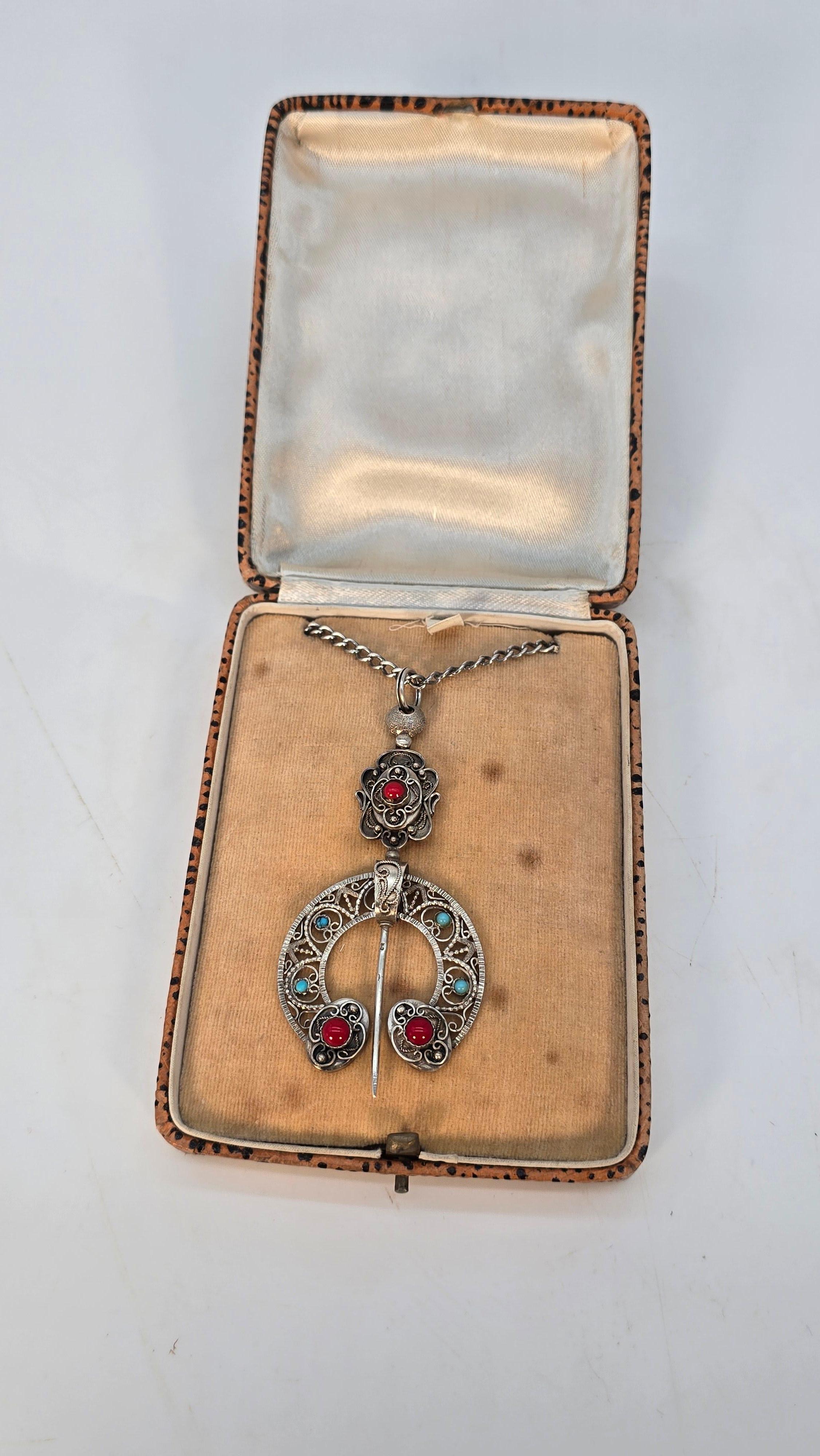 Spilla francese a forma di penna in argento con cabochon di corallo rosso e turchese in vendita 2