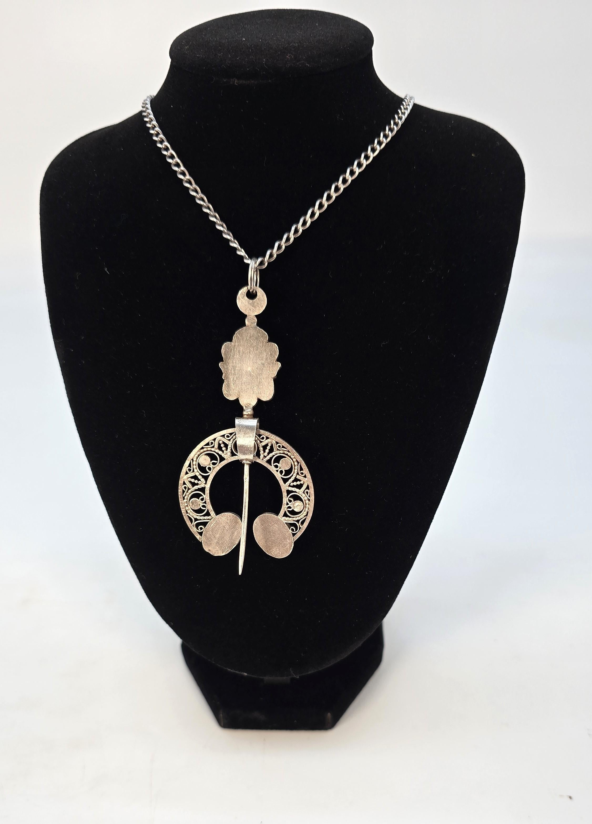 Francese Spilla francese a forma di penna in argento con cabochon di corallo rosso e turchese in vendita