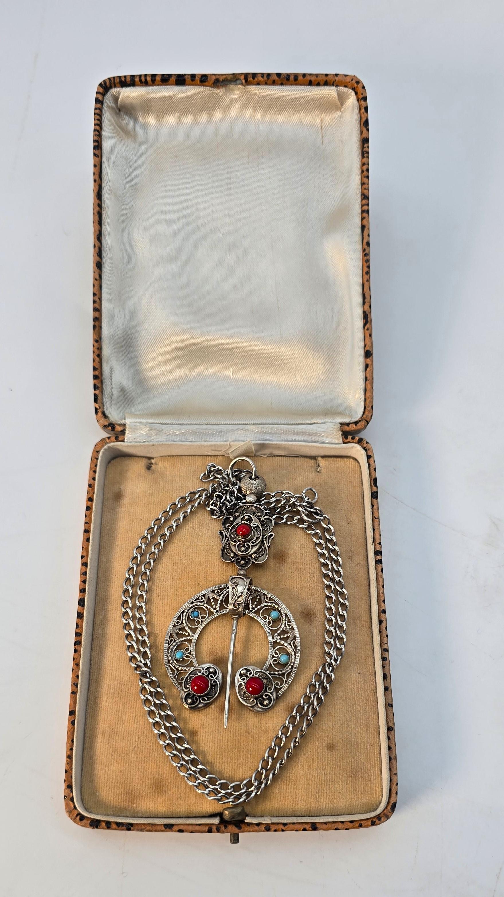 Fatto a mano Spilla francese a forma di penna in argento con cabochon di corallo rosso e turchese in vendita