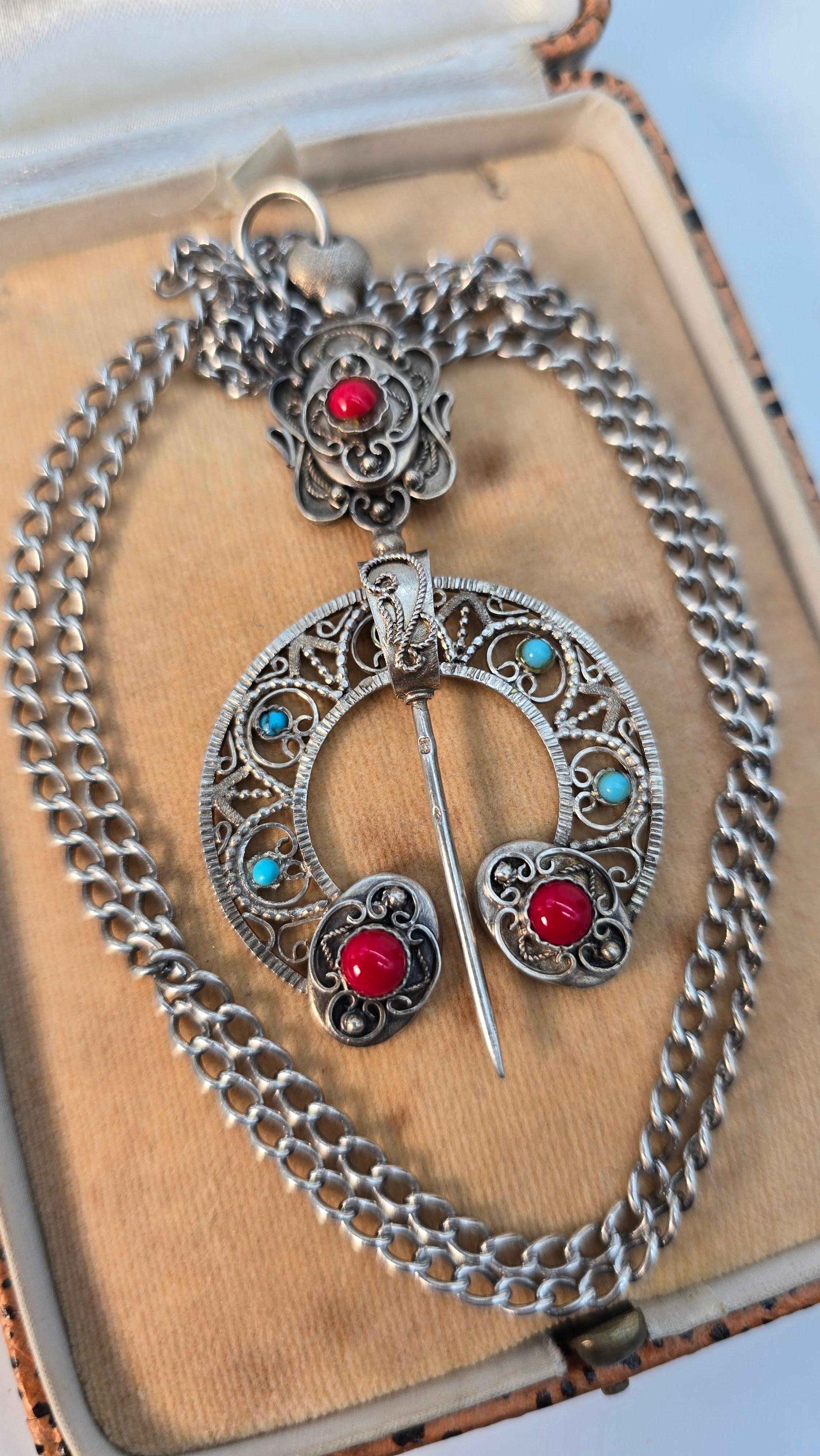 Spilla francese a forma di penna in argento con cabochon di corallo rosso e turchese In condizioni buone in vendita a Central England, GB