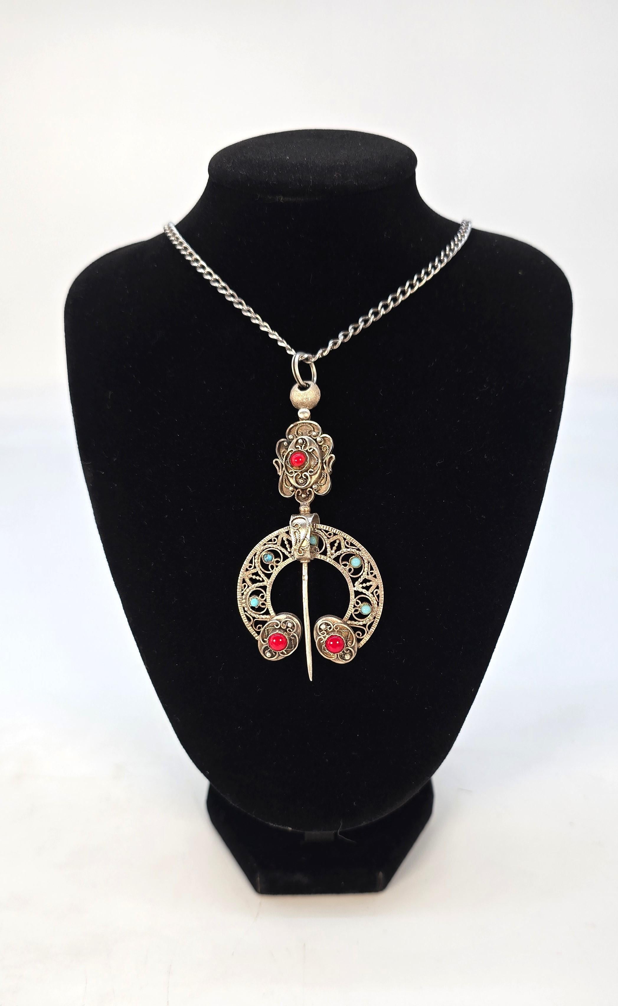 XIX secolo Spilla francese a forma di penna in argento con cabochon di corallo rosso e turchese in vendita