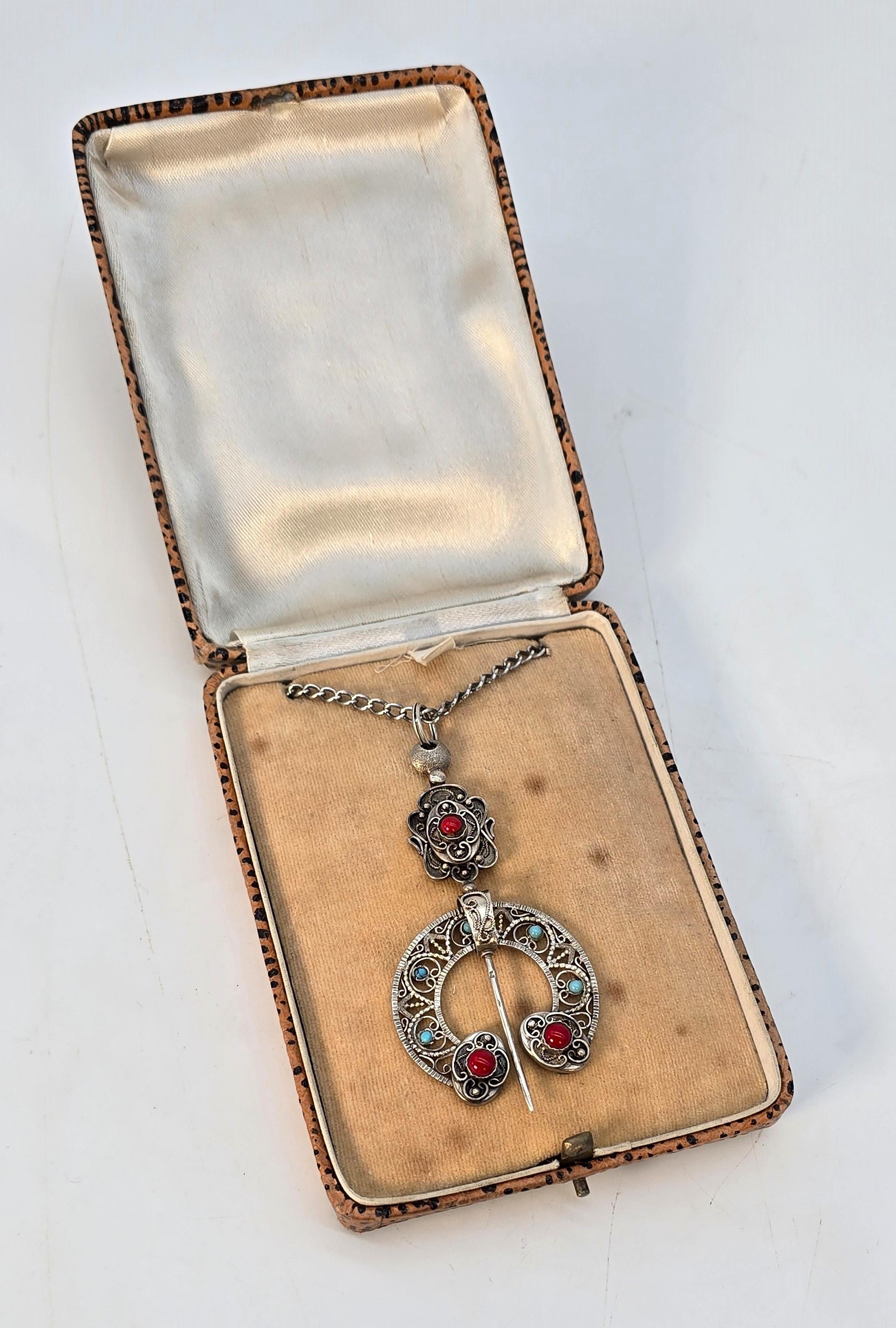 Argento Spilla francese a forma di penna in argento con cabochon di corallo rosso e turchese in vendita