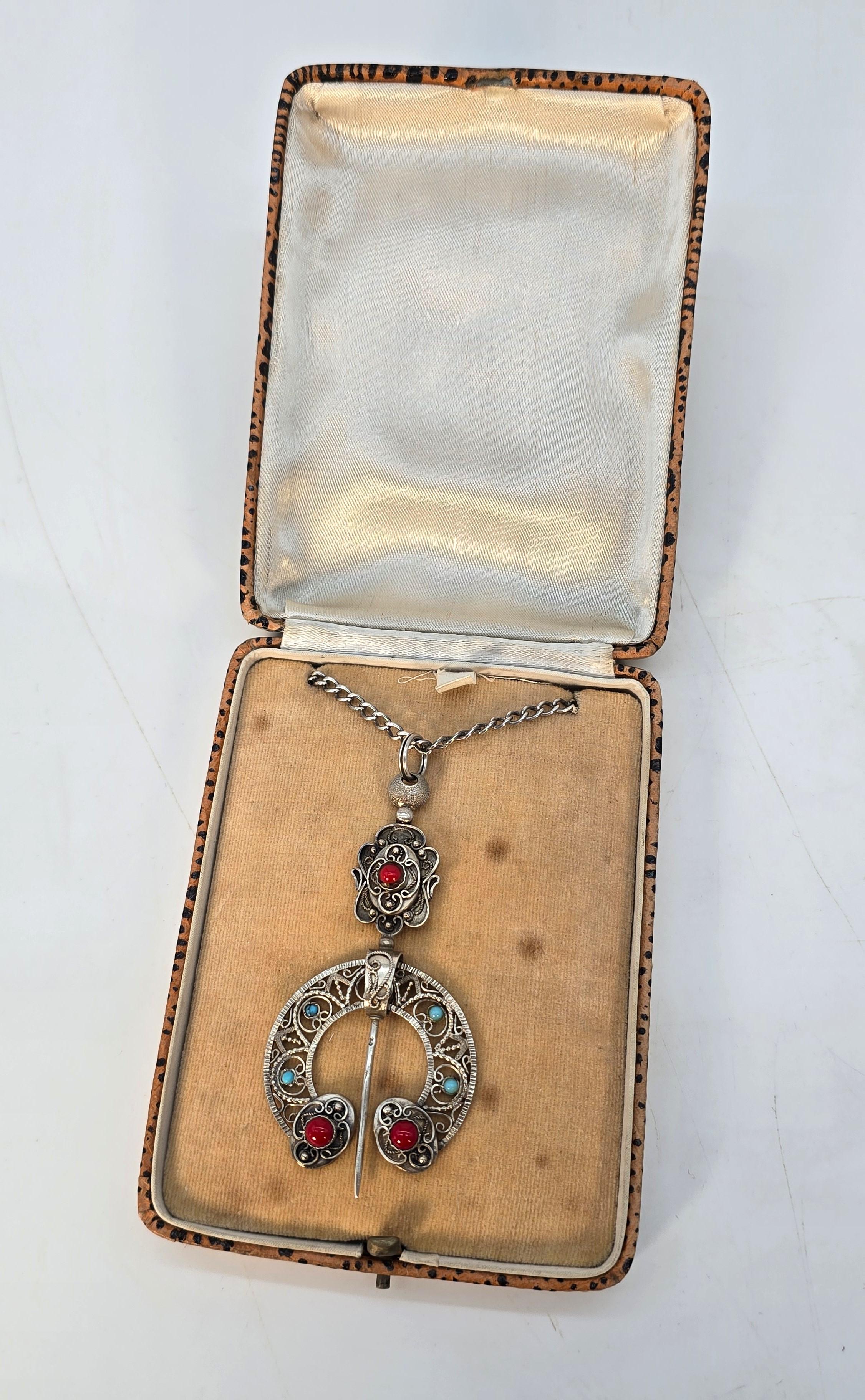 Spilla francese a forma di penna in argento con cabochon di corallo rosso e turchese in vendita 1