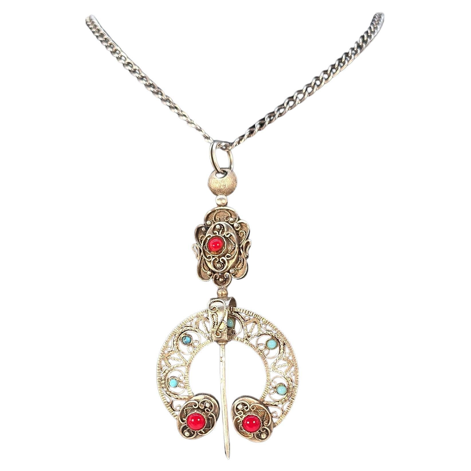 Spilla francese a forma di penna in argento con cabochon di corallo rosso e turchese in vendita